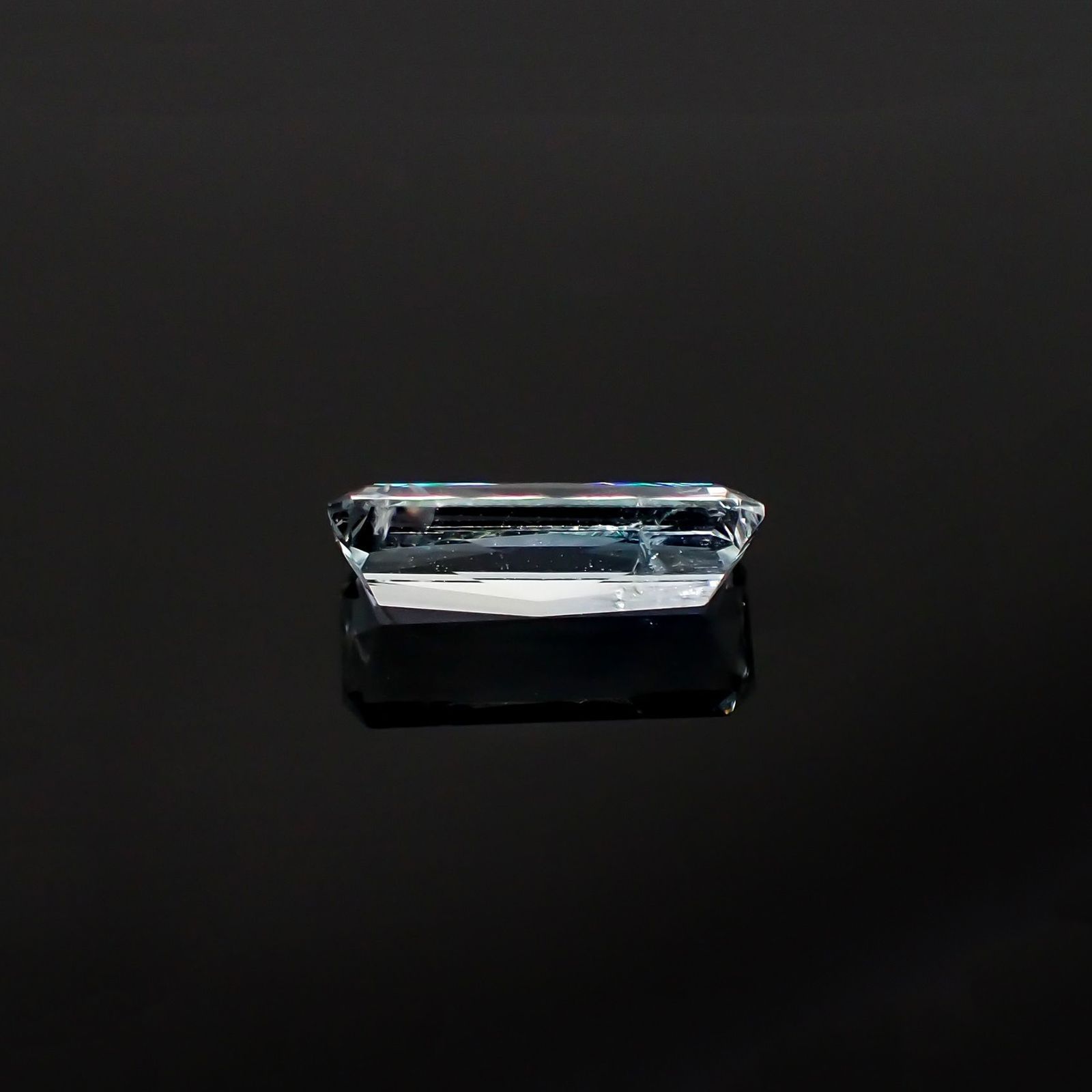 ジェレメジェバイト(宝石名エレメジェバイト)ナミビア産 ソ付(彩珠) 1.084ct / 10x4.2mm前後 [220616456]