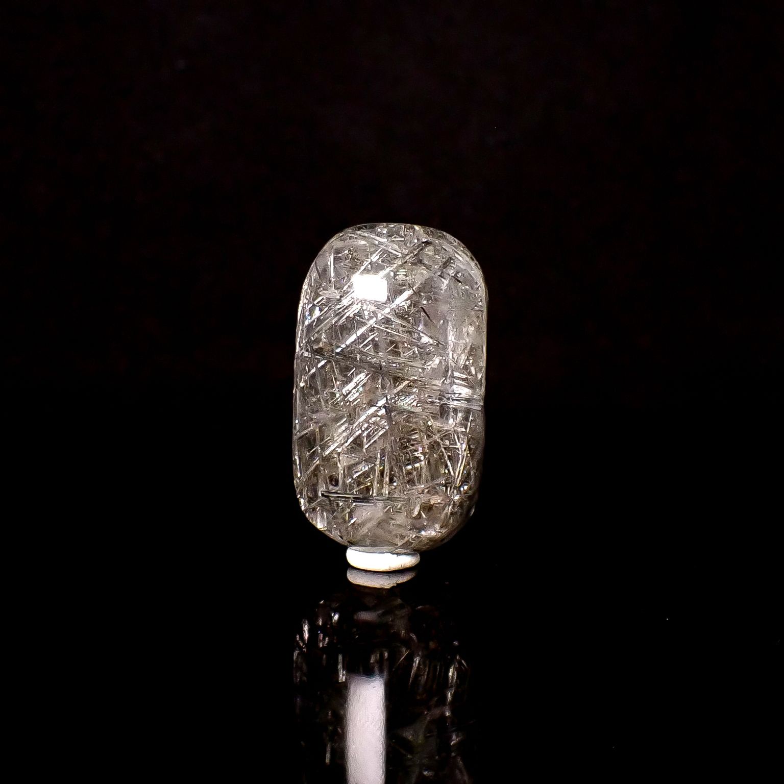 シルバールチルクォーツ ブラジル産 37.38ct / 29.5x17.4mm前後 [260131589]