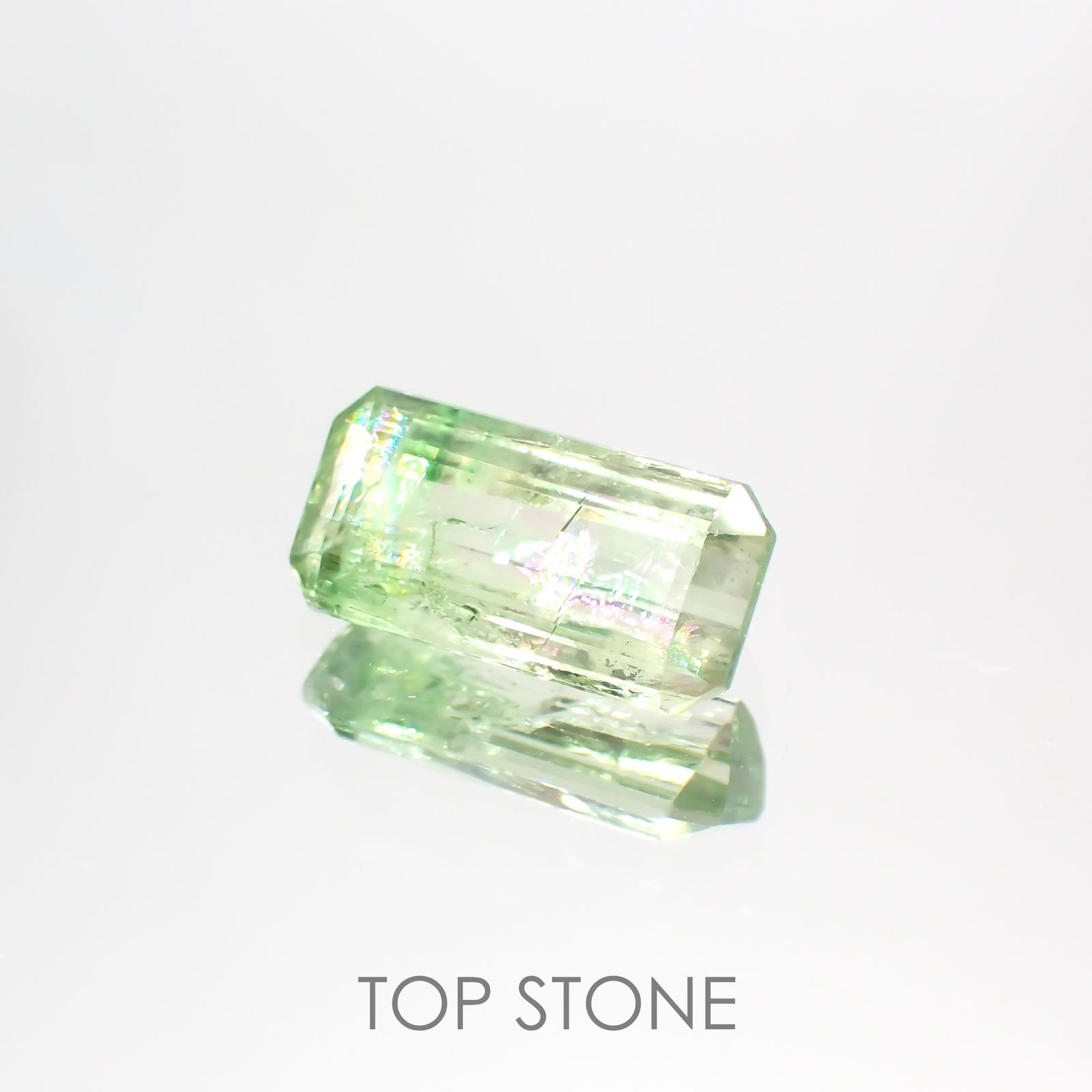 パーティカラーグロッシュラーガーネット(宝石名パーティカラード グロッシュラー・ガーネット) タンザニア産 2.254ct ソ付(彩珠)[21049771]10.6×5.3mm前後