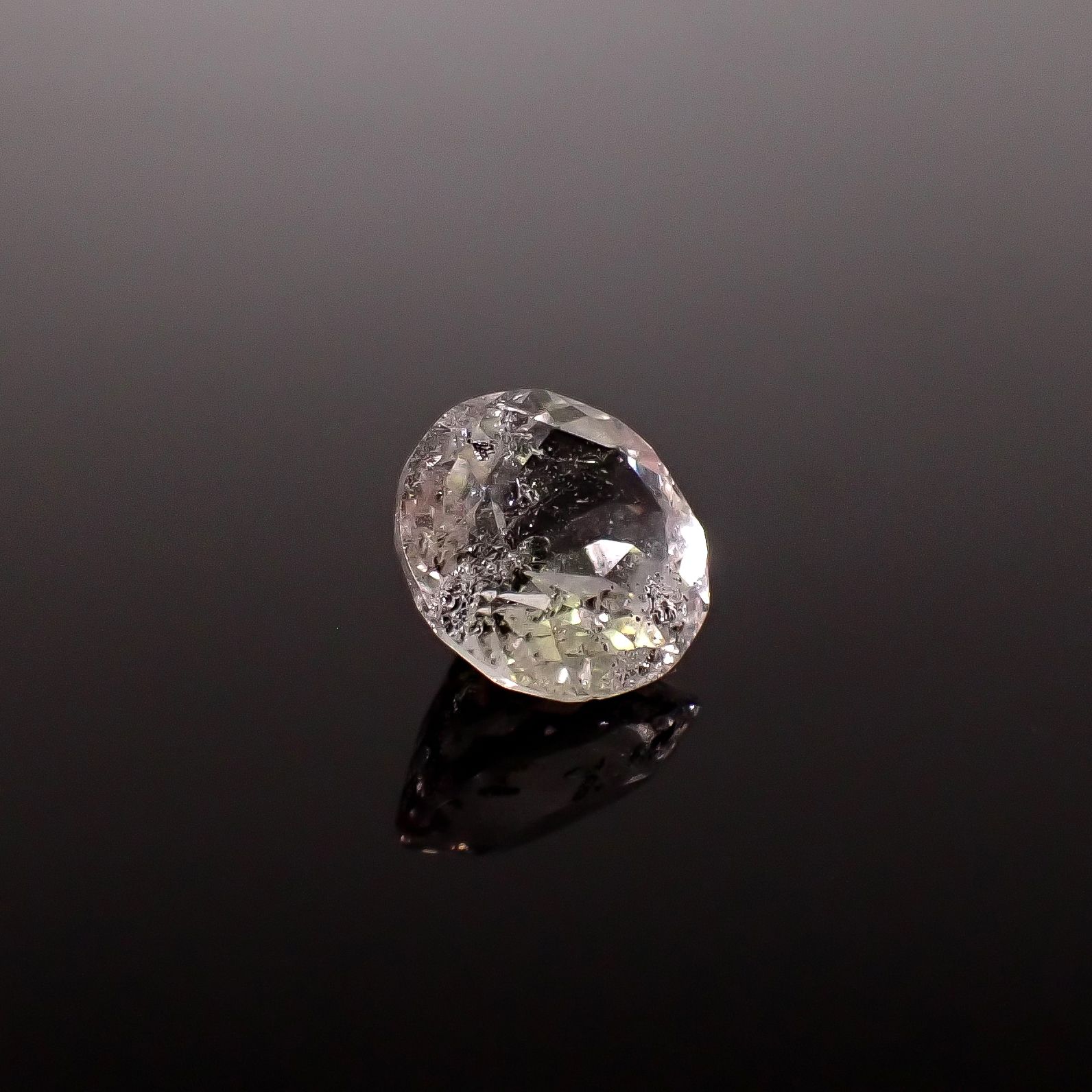 グラファイトインクォーツ ブラジル産 6.27ct / 12.4x12.1mm前後 [260331937]