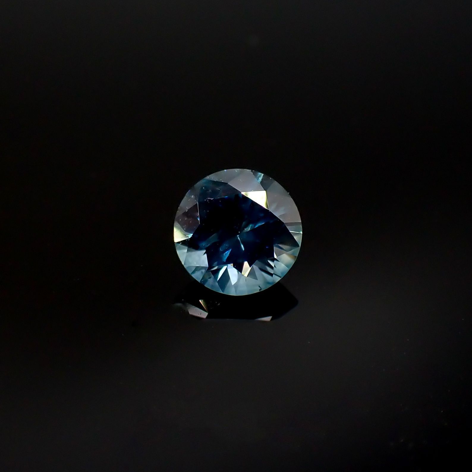 モンタナサファイア(宝石名サファイア)アメリカ・モンタナ州産 0.59ct 識別済[220616652]5.1x5.1mm前後