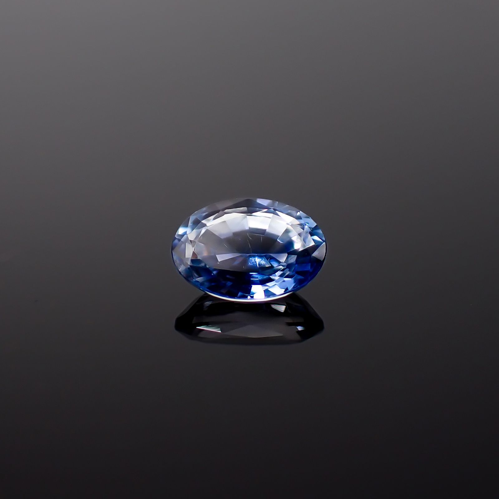 アイスブルーサファイア スリランカ/マダガスカル産 0.61ct / 5.9x4.1mm前後 [260732590]