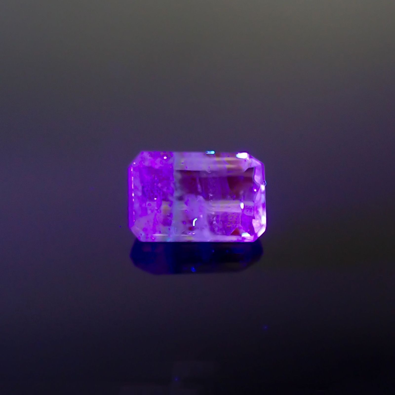 バイカラーツァボライト(宝石名グリーン グロッシュラー・ガーネット) タンザニア産 識別済 0.89ct / 6.5x4.3mm前後 [231225108]