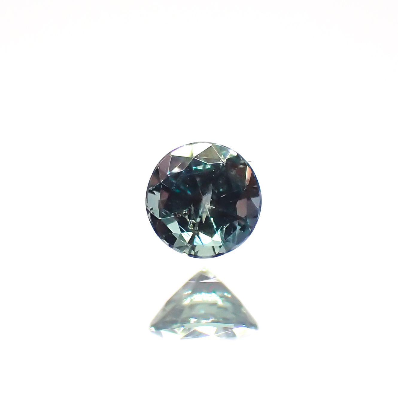 アレキサンドライト(宝石名アレキサンドライト)ブラジル産/EmeraldMains社製 0.085ct ソ付(彩珠)[220516020]2.7x2.6mm前後