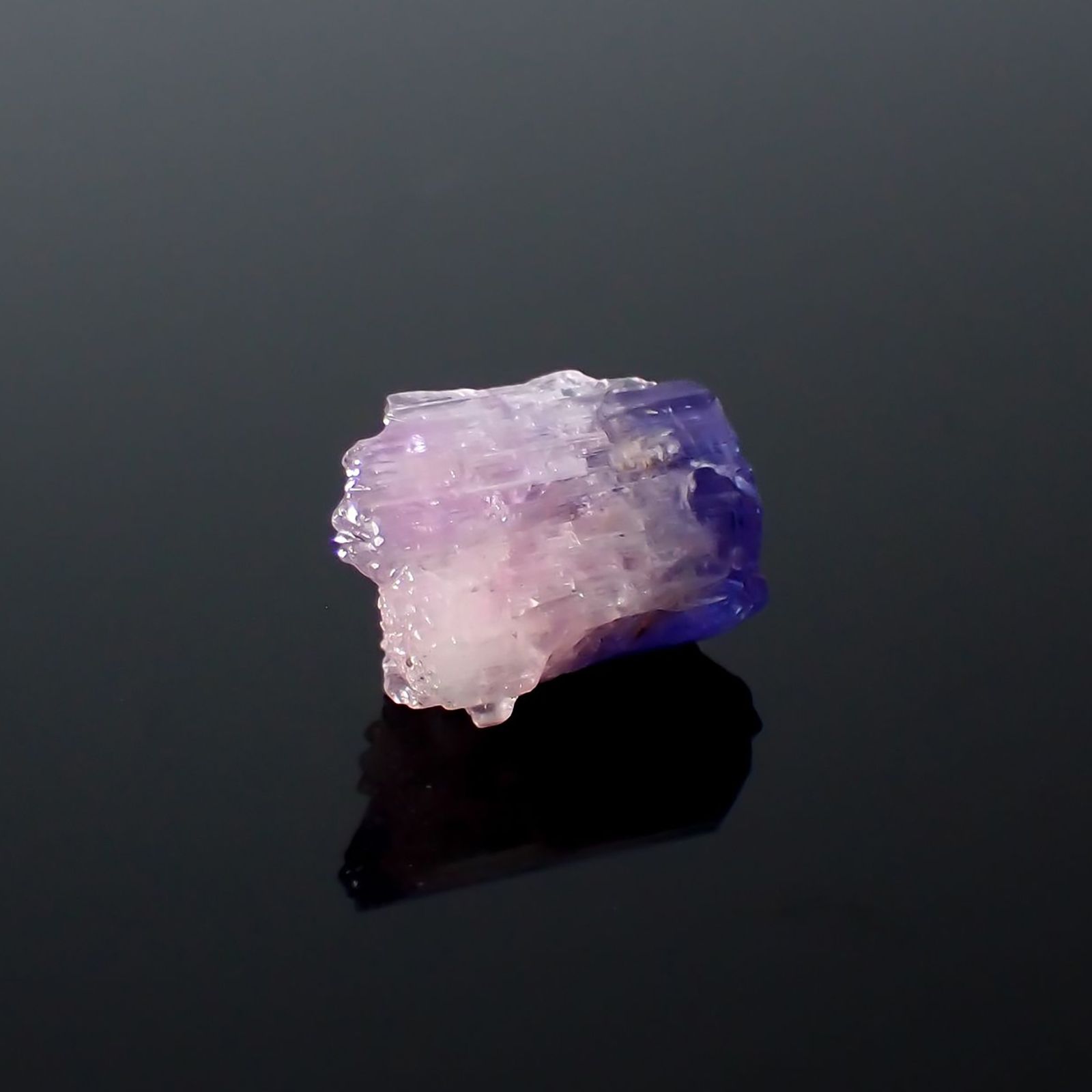 バイカラータンザナイト 原石 タンザニア産 5.87ct / 12.2x9.7mm前後 [260424990]