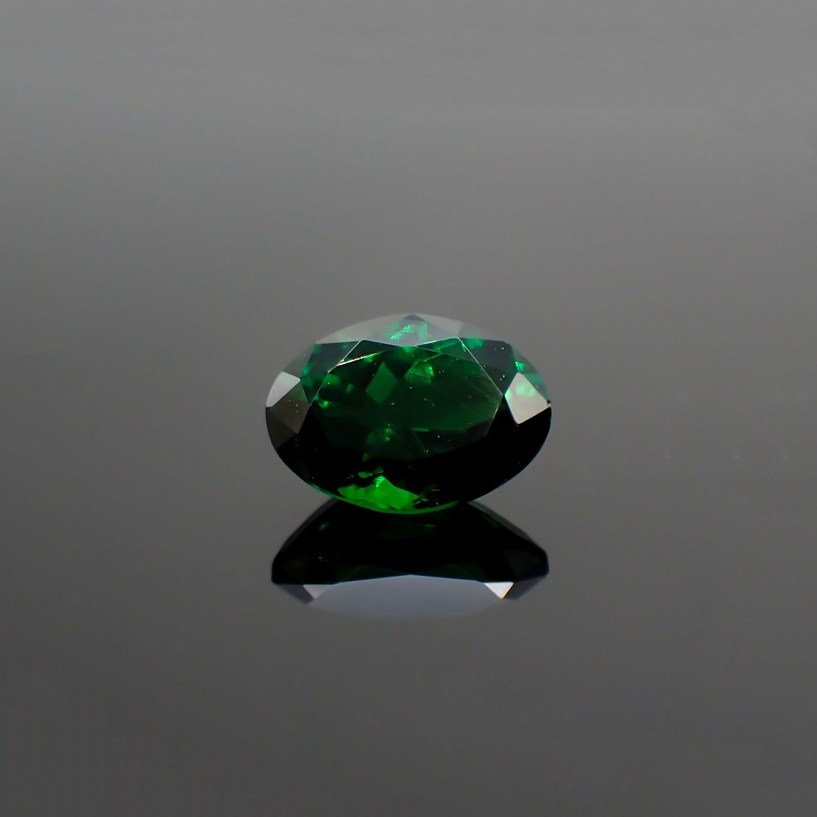 ツァボライト(宝石名グリーン グロッシュラー・ガーネット) タンザニア産 ソ付(彩珠) 1.209ct / 7.5x5.4mm前後 [21069914]