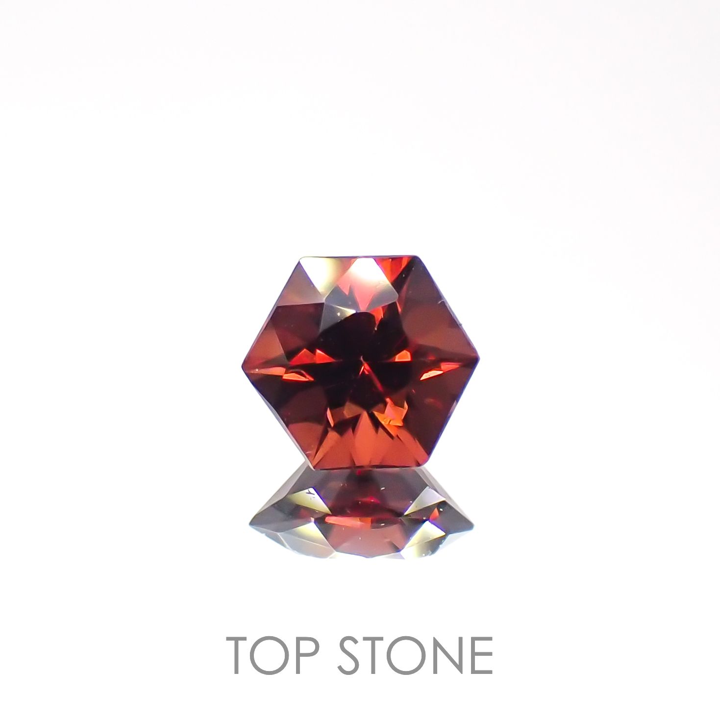◇ヘキサゴンカット◇レッドジルコン(宝石名ジルコン)スリランカ/カンボジア産 0.79ct 識別済[221219494]4.9x4.8mm前後