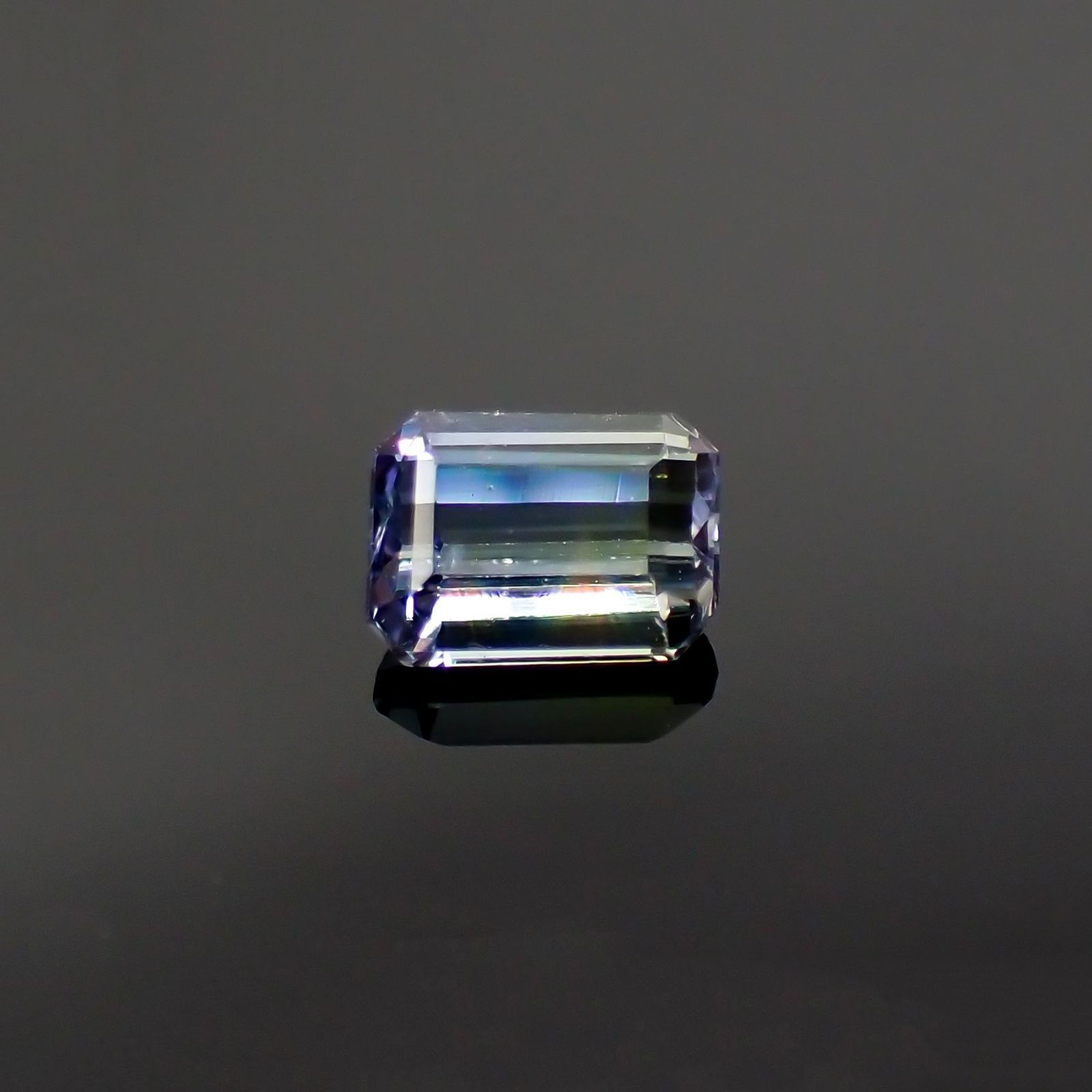 パーティカラータンザナイト(宝石名パーティカラード・ゾイサイト) タンザニア産 ソ付(彩珠) 0.548ct / 5.2x3.9mm前後 [260311842]