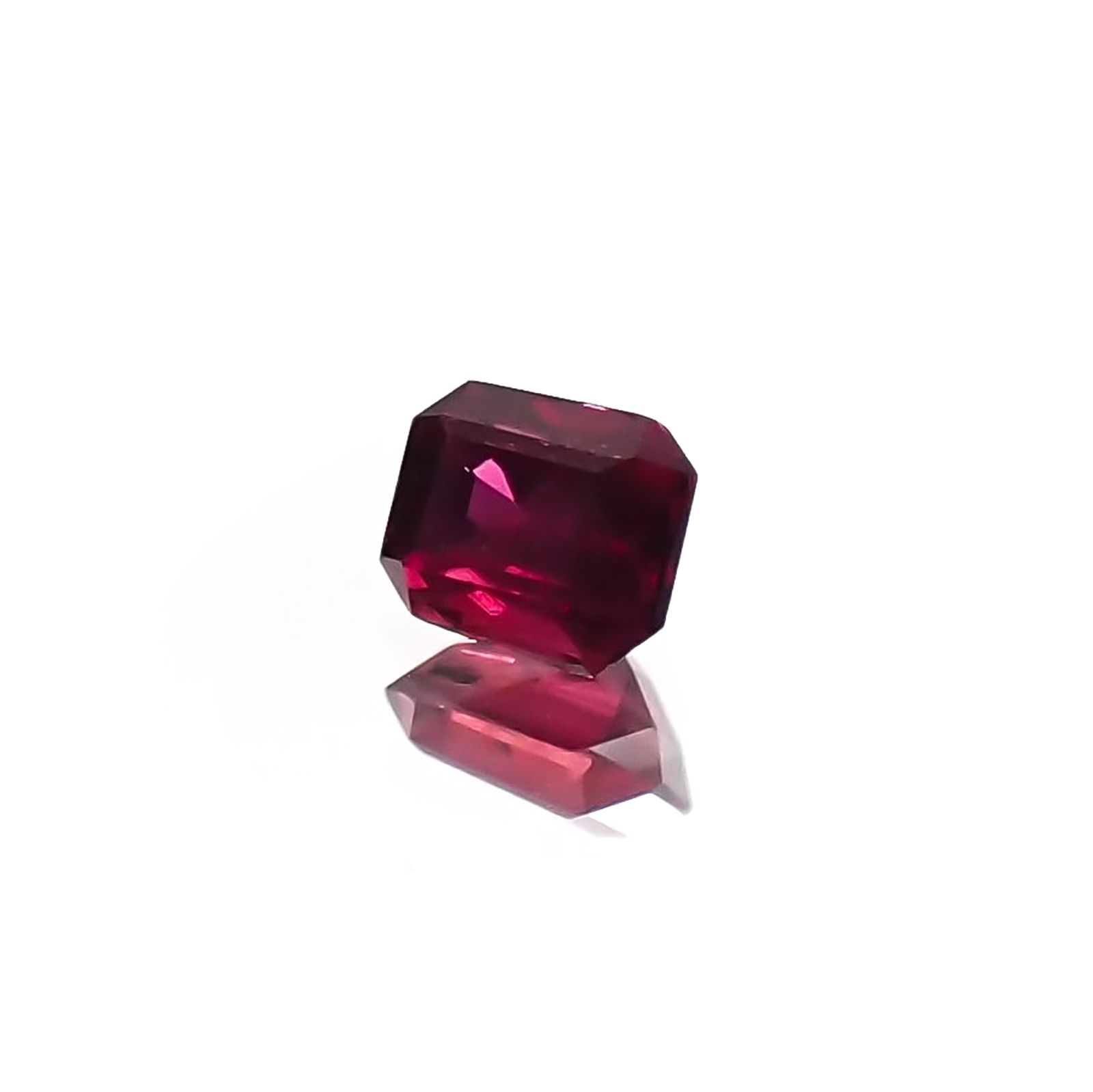 ルビー 非加熱(宝石名ルビー) マダガスカル産 識別済 0.12ct / 2.8x2.4mm前後 [210711732]