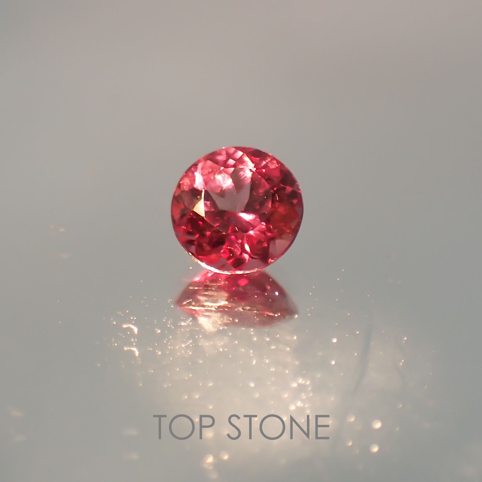 カラーチェンジマラヤガーネット タンザニア産 ルース 0.69ct[21059664]5.4×5.4mm前後