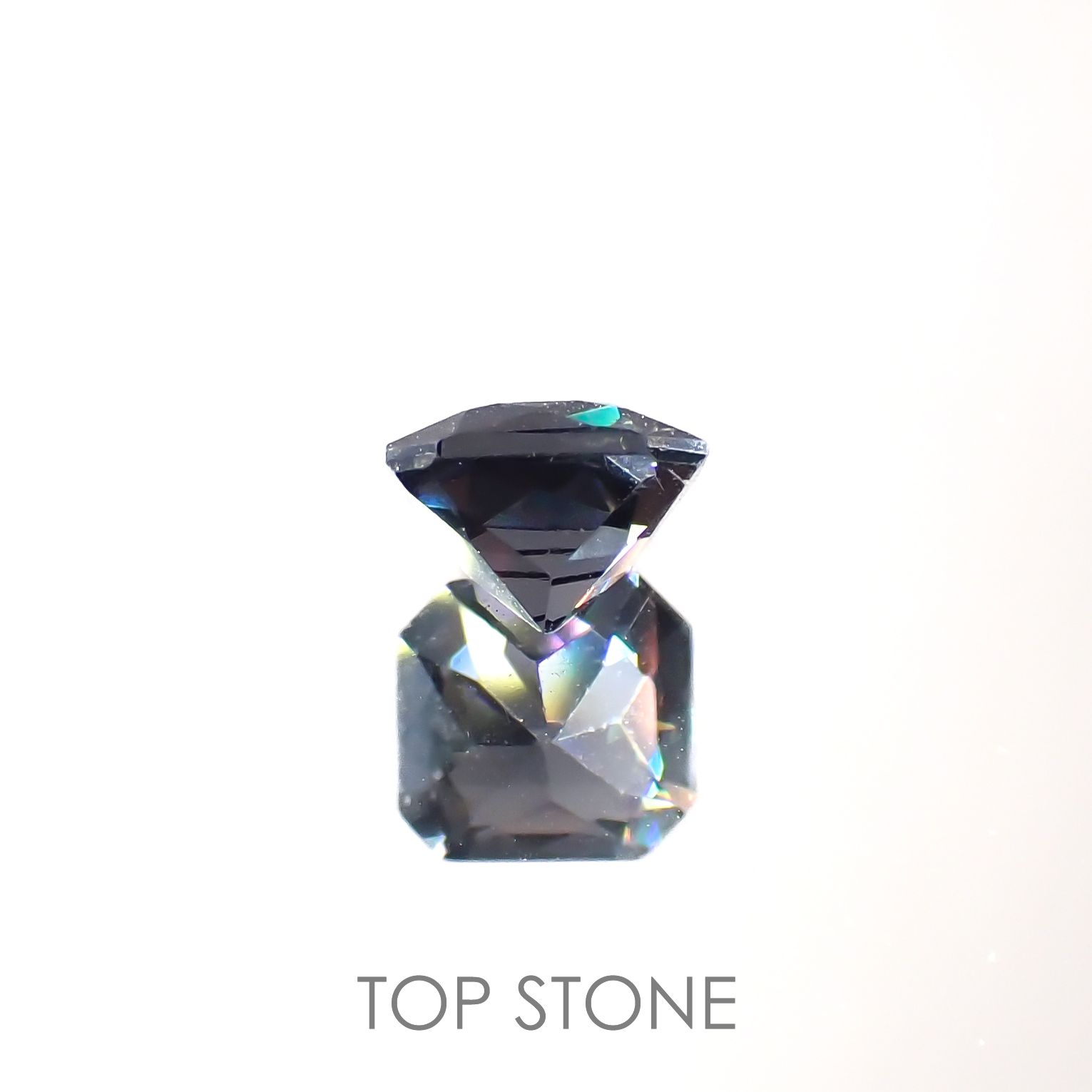 グレースピネル(宝石名スピネル)ビルマ/マダガスカル産 0.68ct 識別済[220716822]5x4.8mm前後