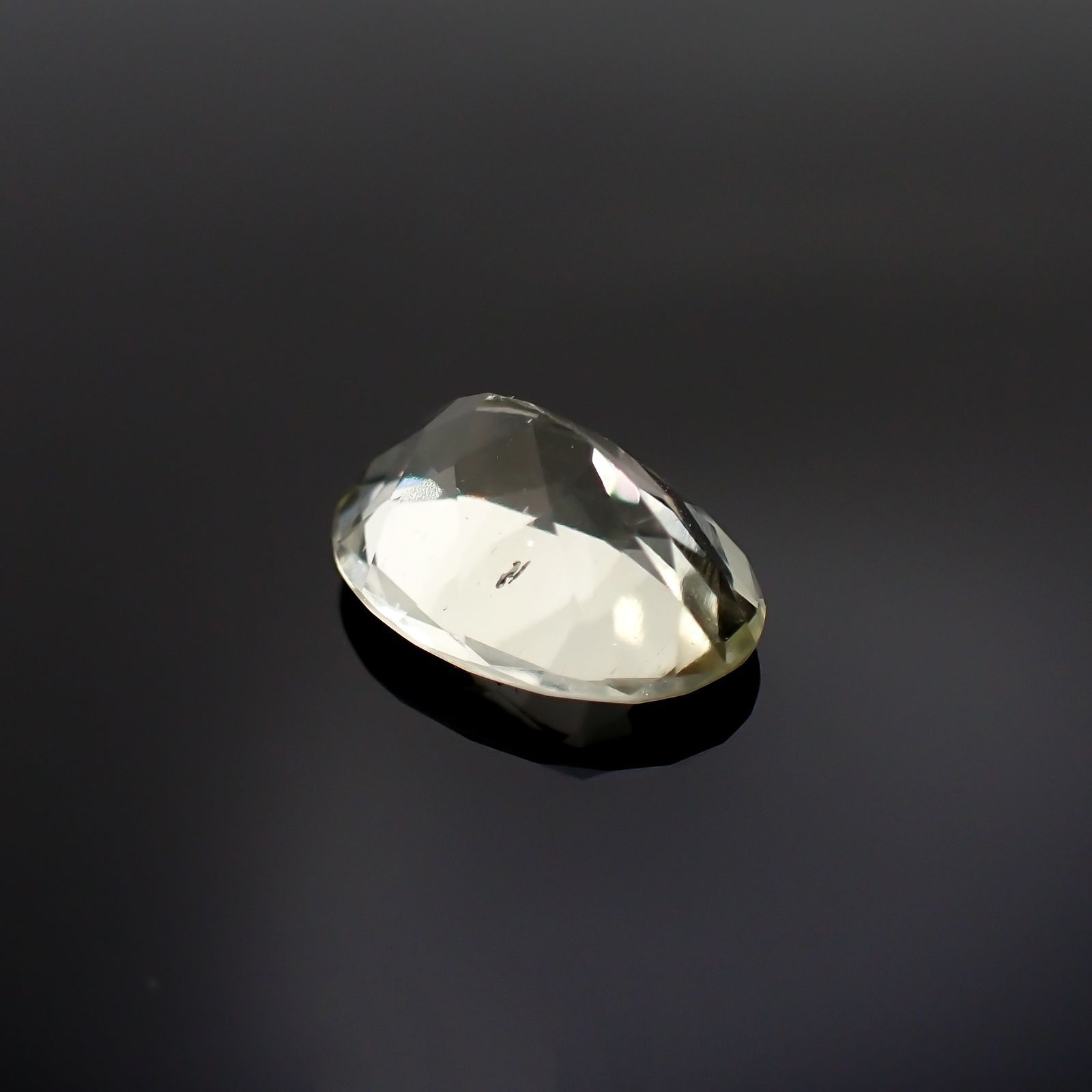 リビアングラス(宝石名インパクトガラス(衝撃溶融ガラス))発見地：エジプト・リビア砂漠 4.01ct 識別済[211213801]14.1x10mm前後