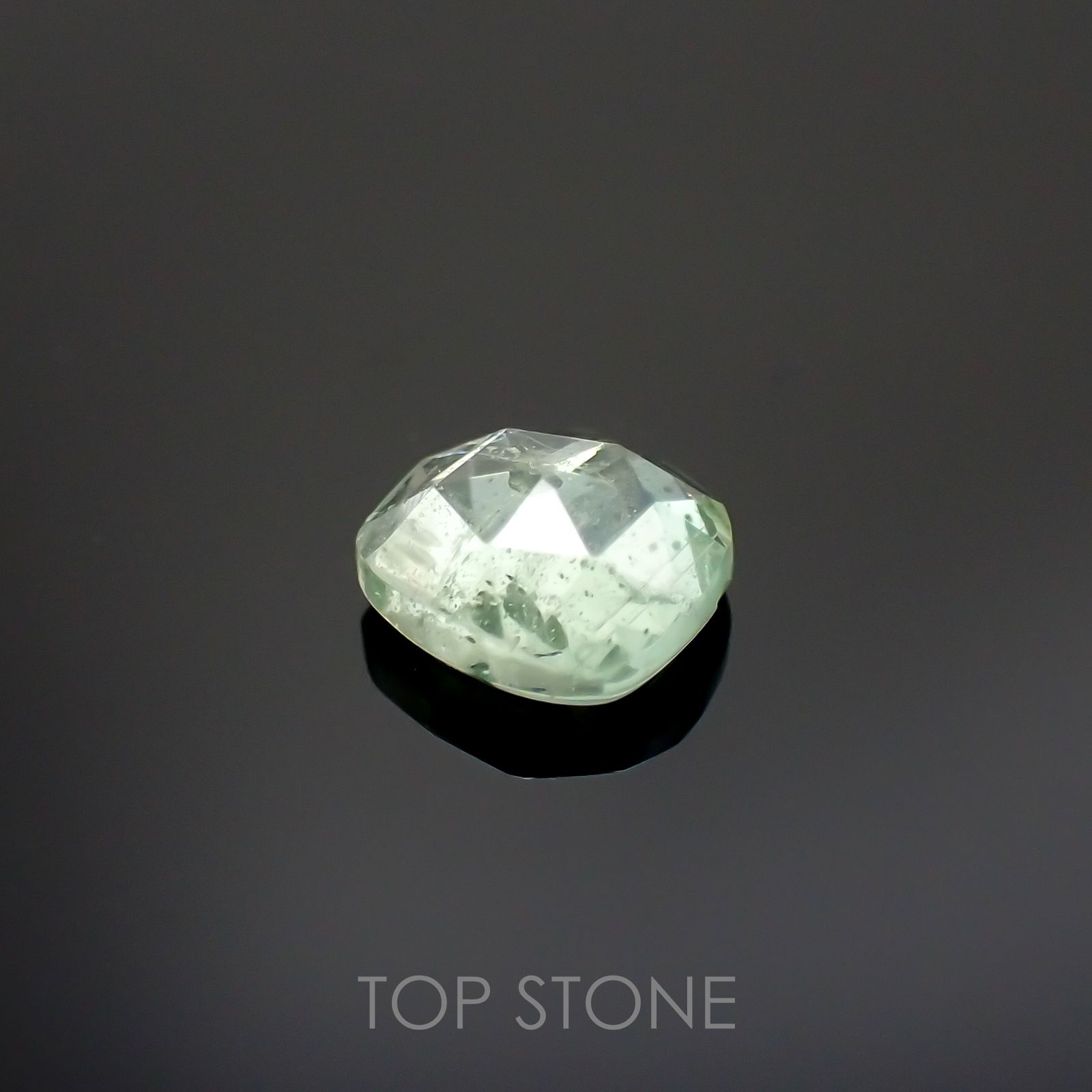 ◇ローズカット◇バナジウムコーネルピン(宝石名コーネルピン)タンザニア・タンガ州産 0.76ct 識別済[220115554]5.4x5.1mm前後