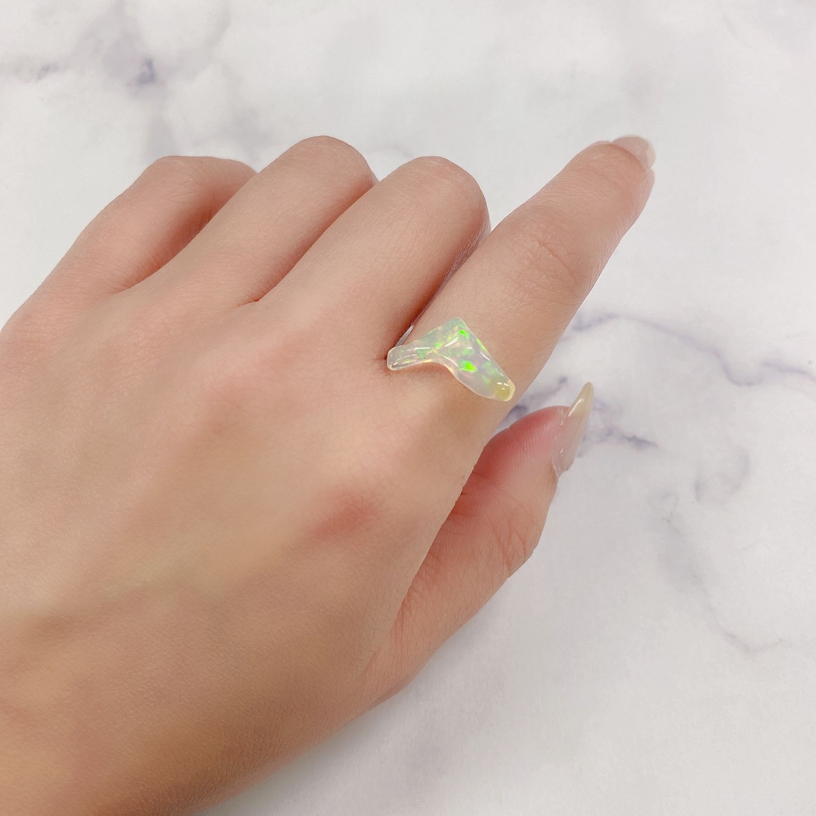 ◇バロック型◇エチオピアオパール(宝石名オパール) エチオピア産 2.39ct 識別済[210611399]17.9×9.2mm前後