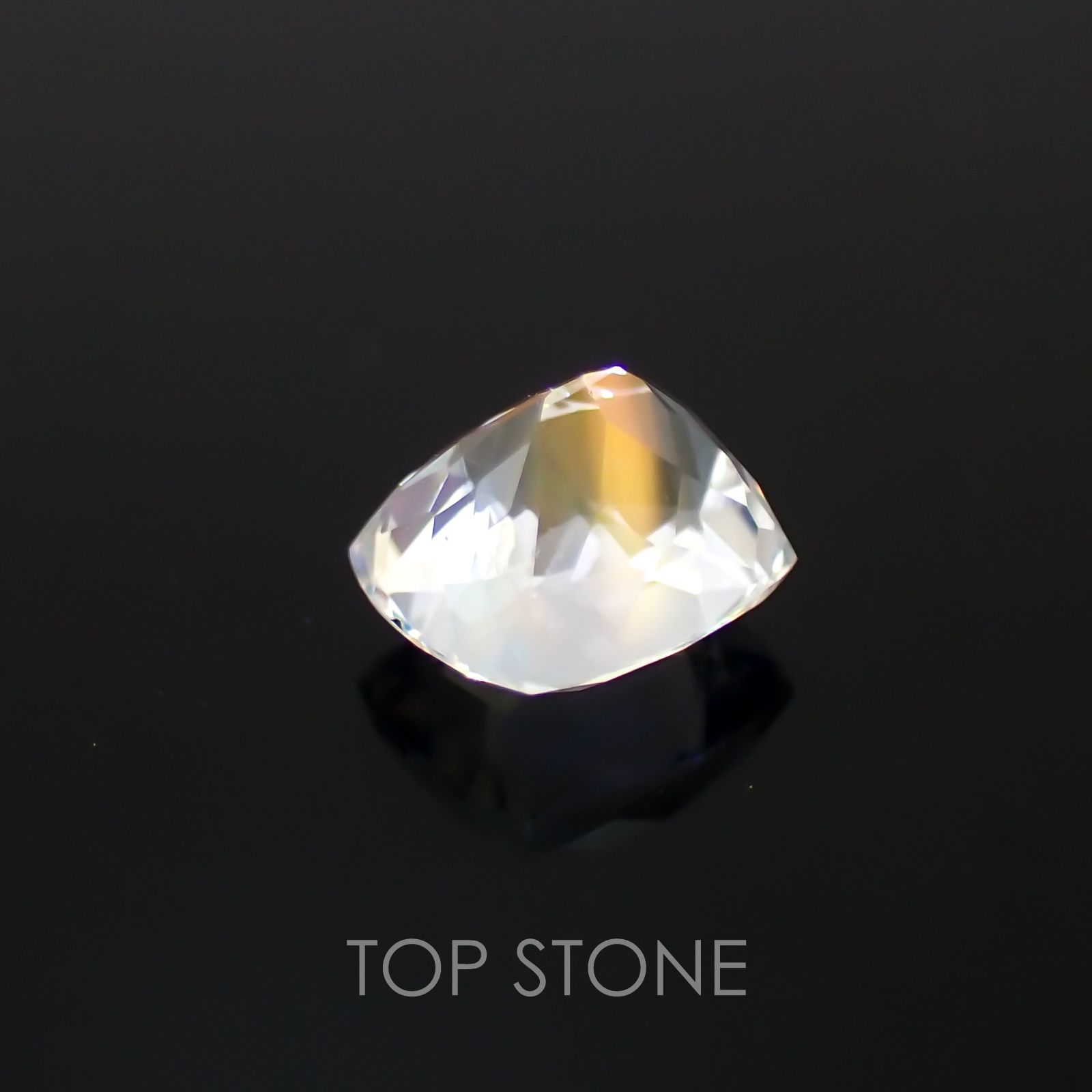 レインボームーンストーン(アンデシンラブラドライト) マダガスカル産 ルース 0.72ct[21059637]5.7×5.1mm前後