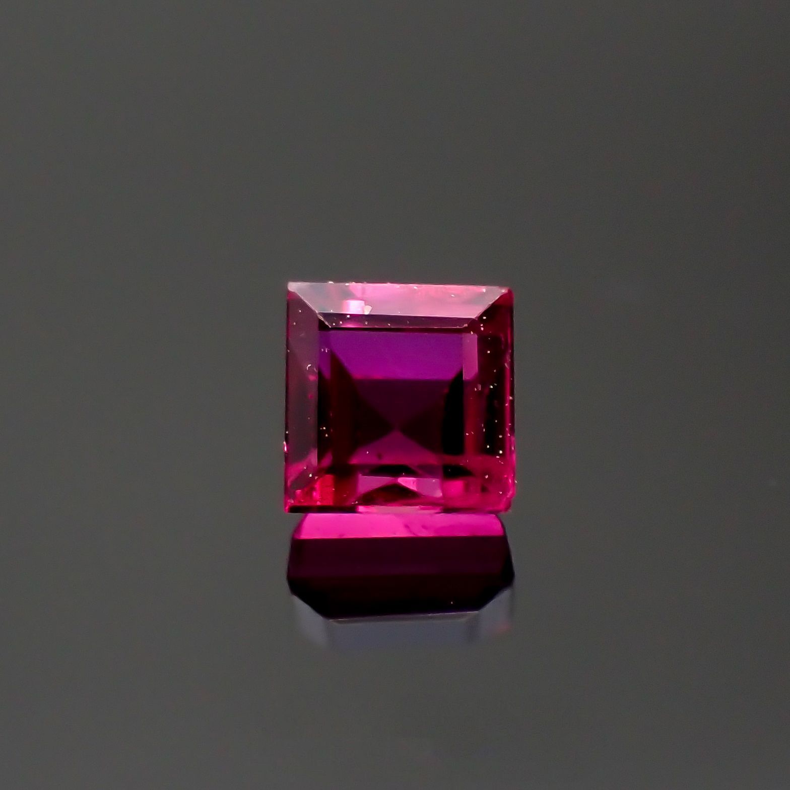 ルビー タイ/ビルマ産 0.18ct[220616363]2.6x2.6mm前後