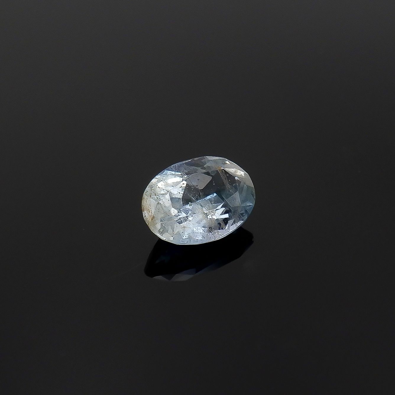 ジェレメジェバイト(宝石名エレメジェバイト)ナミビア産 ソ付(彩珠) 0.759ct / 6.9x4.9mm前後 [220817285]
