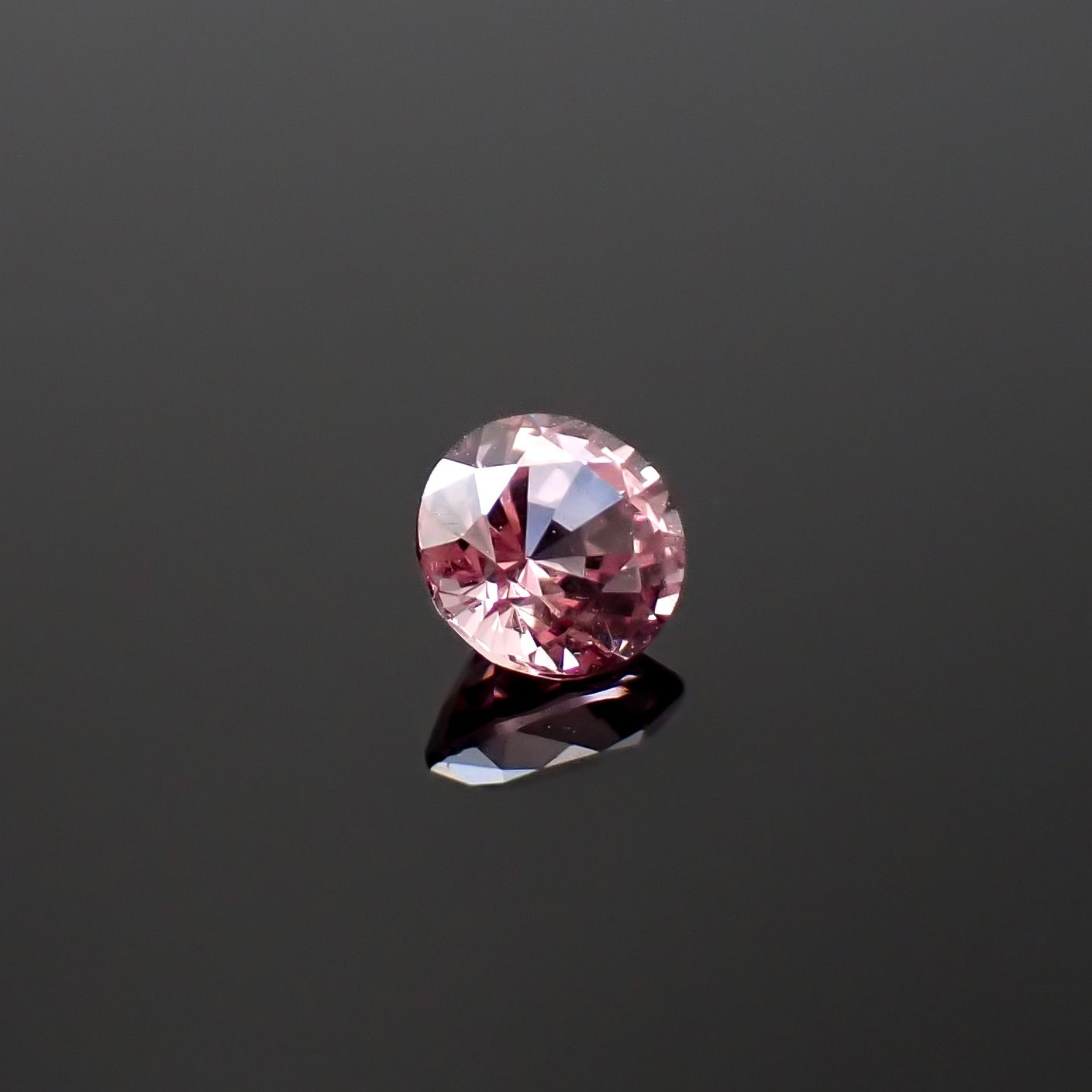 ドラゴンガーネット タンザニア産 0.58ct / 5x5mm前後 [260532240]