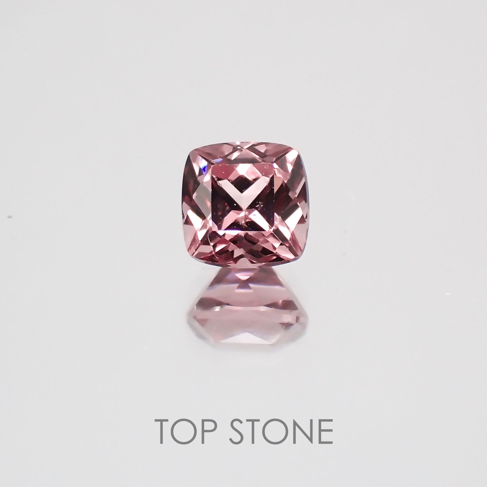 カラーチェンジマラヤガーネット タンザニア産 ルース 0.62ct[21059668]4.5×4.5mm前後