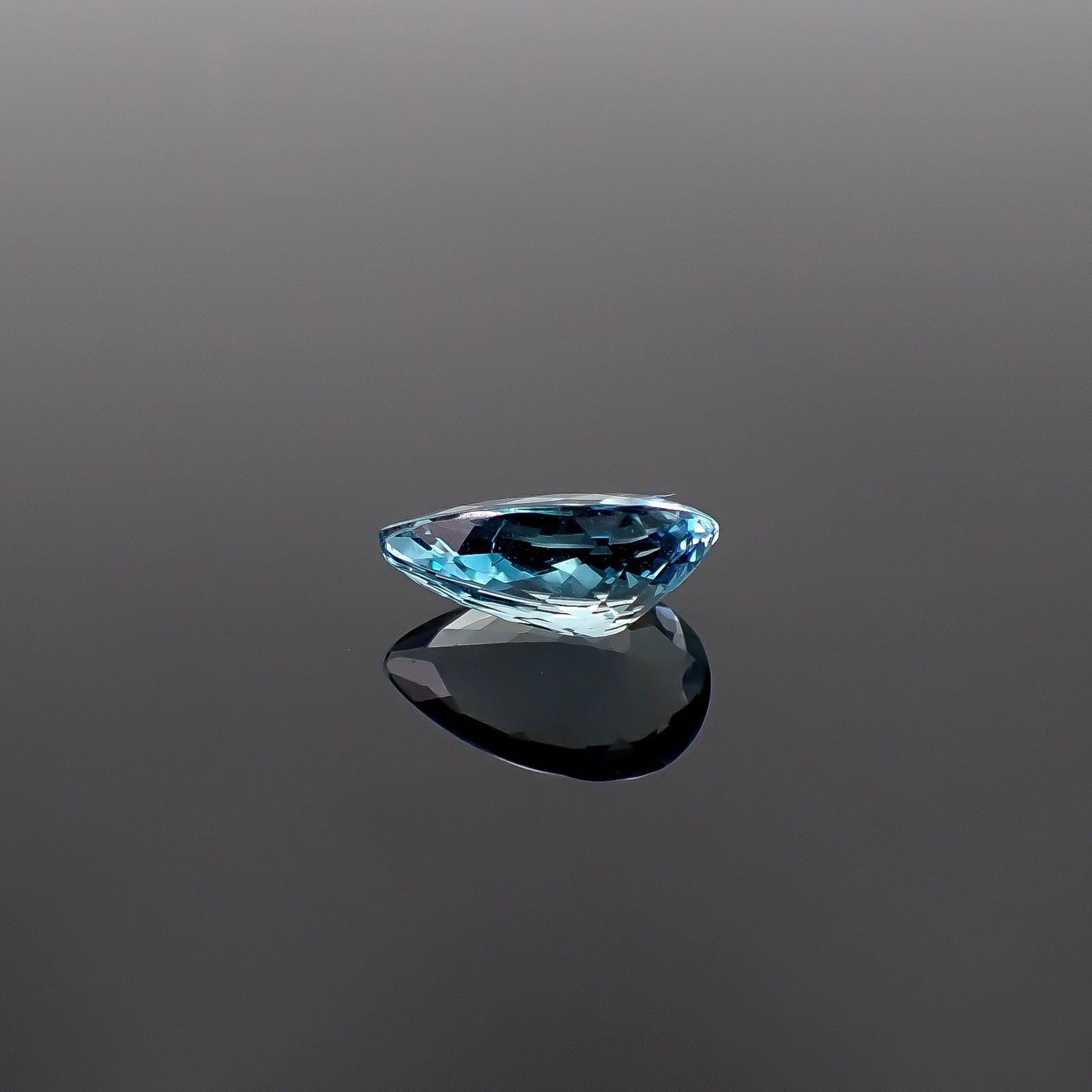 タトゥーアクアマリン ブラジル・ミナスジェライス州タトゥー鉱山産 1.90ct / 11.4x7.3mm前後 [260231778]
