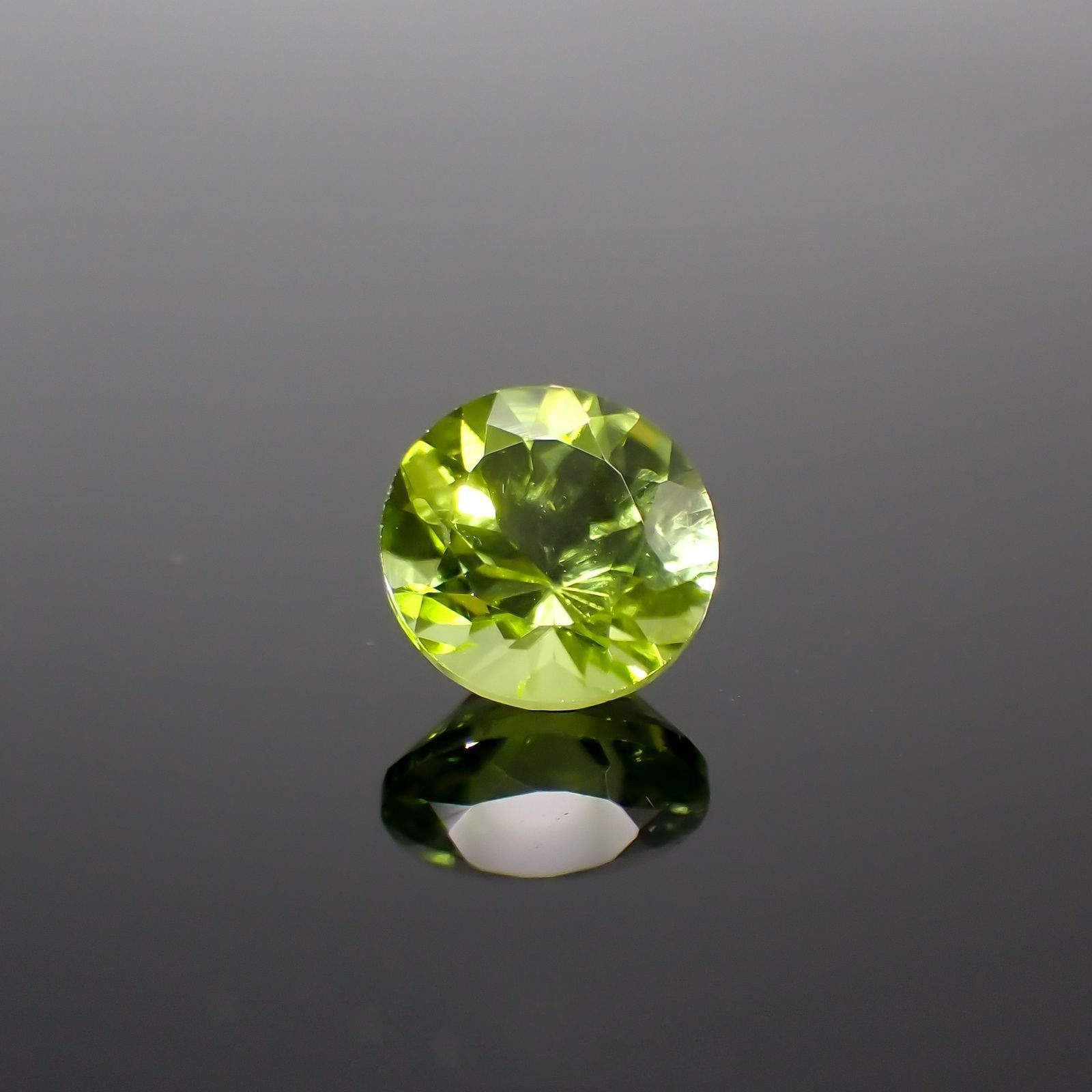 ペリドット(宝石名ペリドット) パキスタン産 識別済 1.15ct / 6.4x6.4mm前後 [210813072]