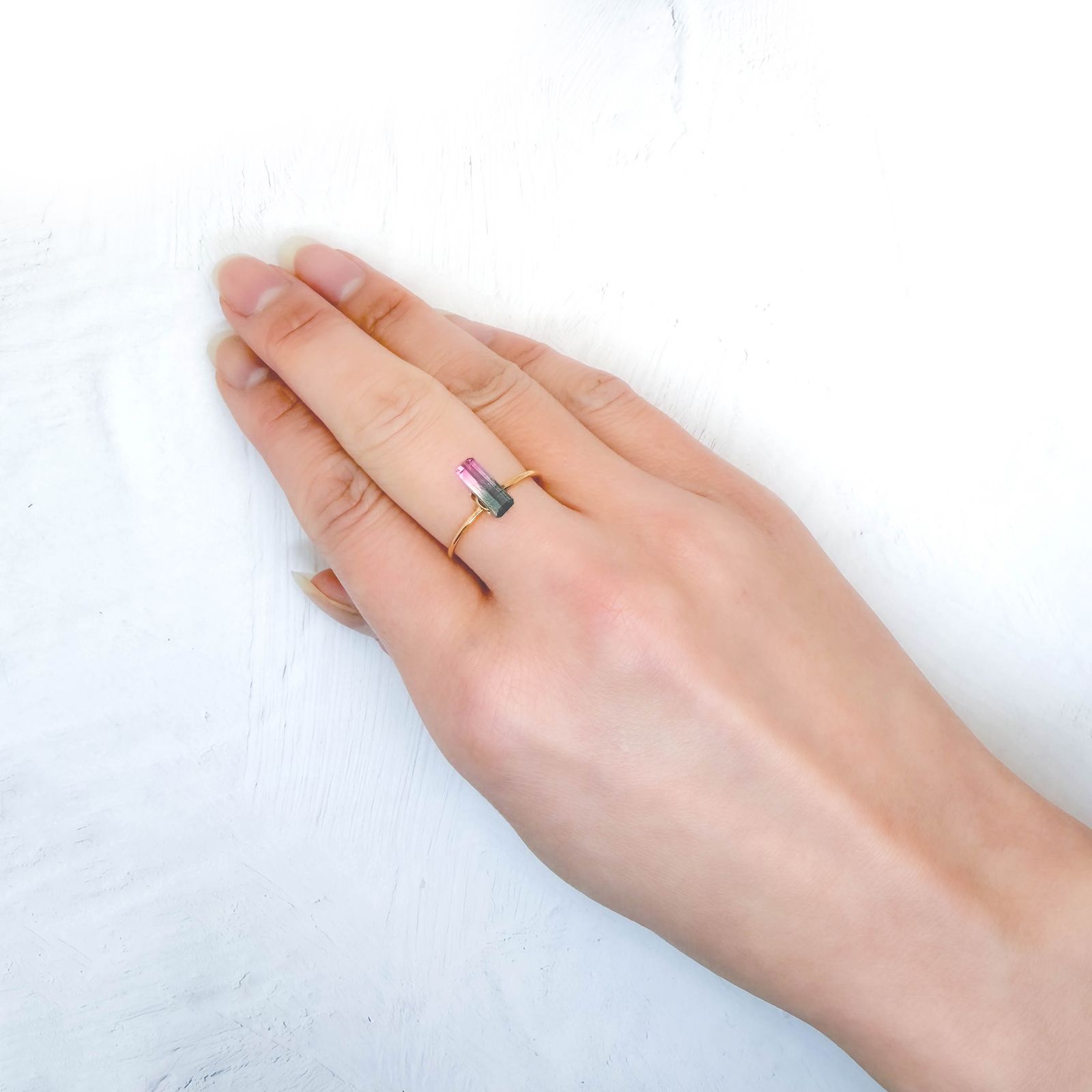 バイカラートルマリン アフガニスタン産 0.96ct / 9.7x3.6mm前後 [260231751]