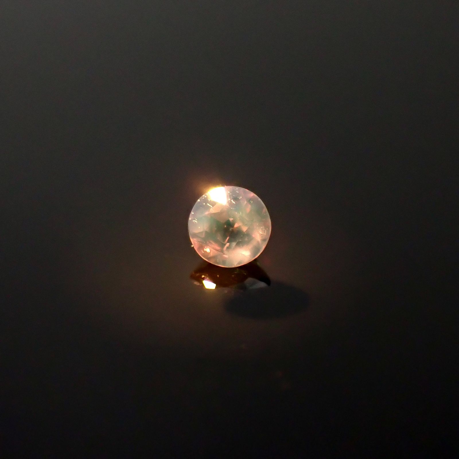 シルキーアレキサンドライト ブラジル・ミナスジェライス州ヘマチタ鉱山産 0.095ct / 2.6x2.6mm前後 [250931028]