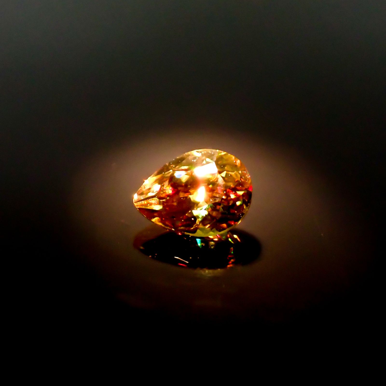 カラーチェンジスフェーン パキスタン産 0.51ct / 5.8x4.2mm前後 [260632441]