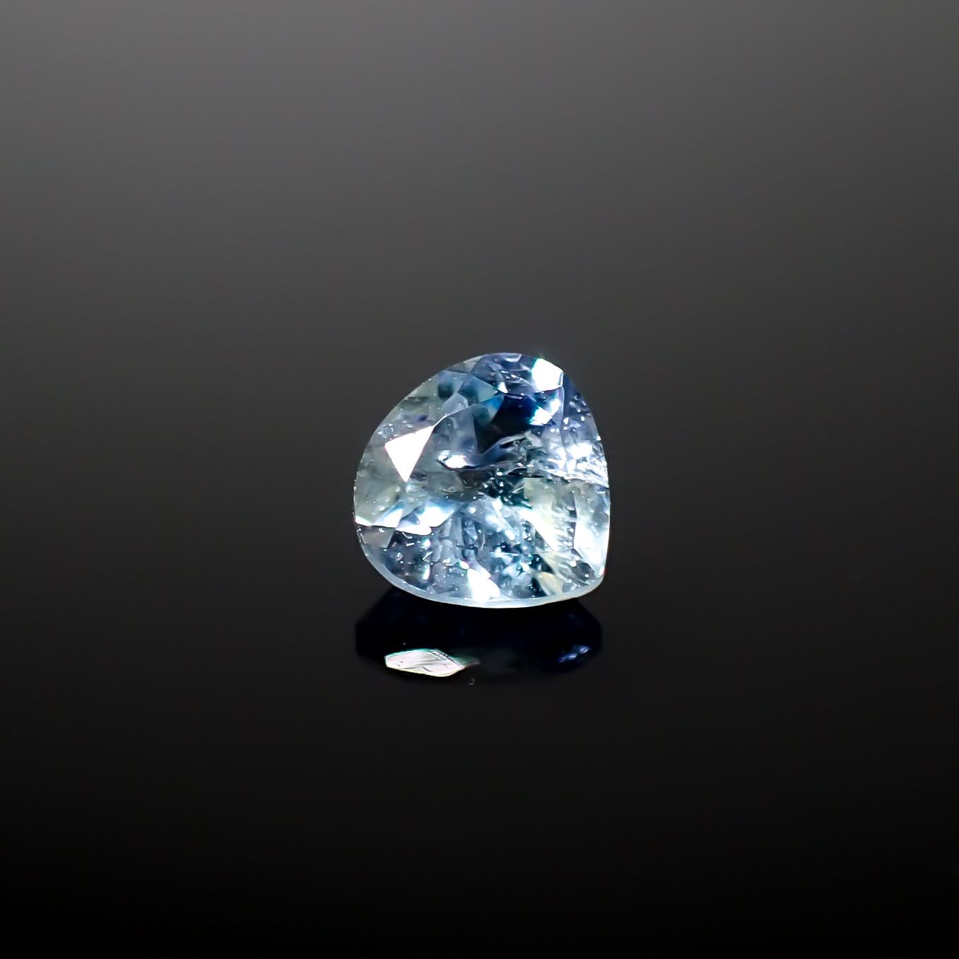 ジェレメジェバイト(エレメジェバイト) ナミビア産 0.38ct [241029306]4.6x4.6mm前後