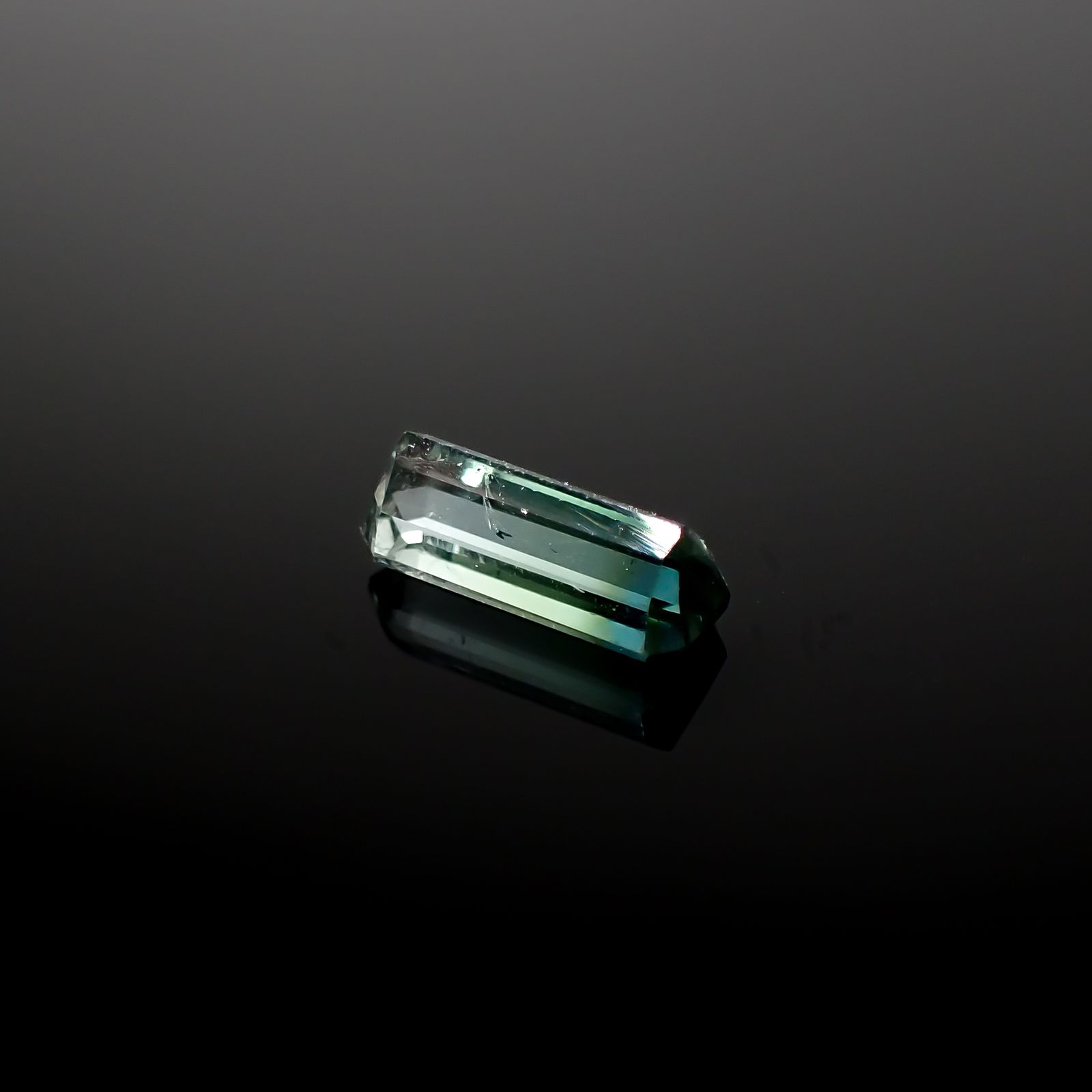 バイカラートルマリン アフガニスタン産 1.21ct [241029404]9.2x3.9mm前後