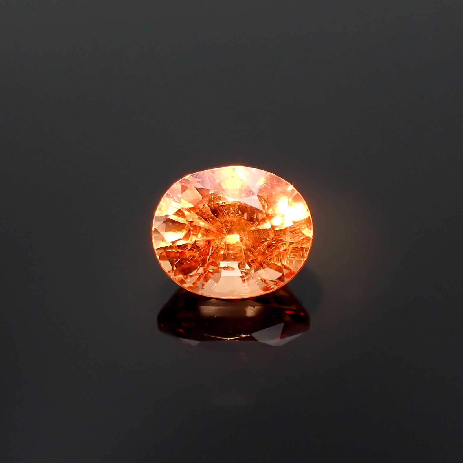 カラーチェンジマラヤガーネット(宝石名ガーネット)タンザニア産 1.05ct 識別済[230421638]6.1x5mm前後