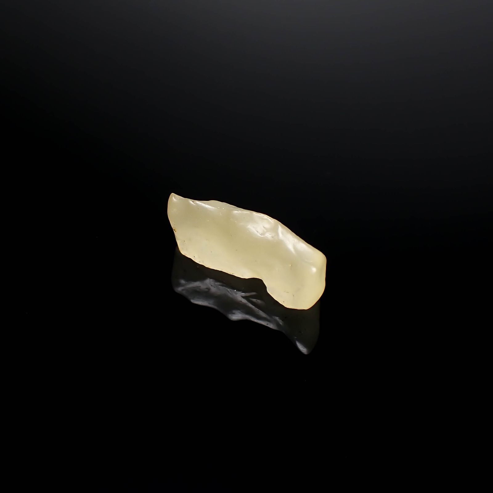 リビアングラス 原石 発見地：エジプト・リビア砂漠 15.51ct [241029283]26.8x12.4mm前後
