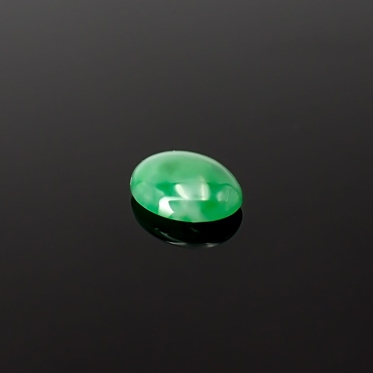 翡翠 ビルマ産 0.63ct / 6.5x5.1mm前後 [260532111]