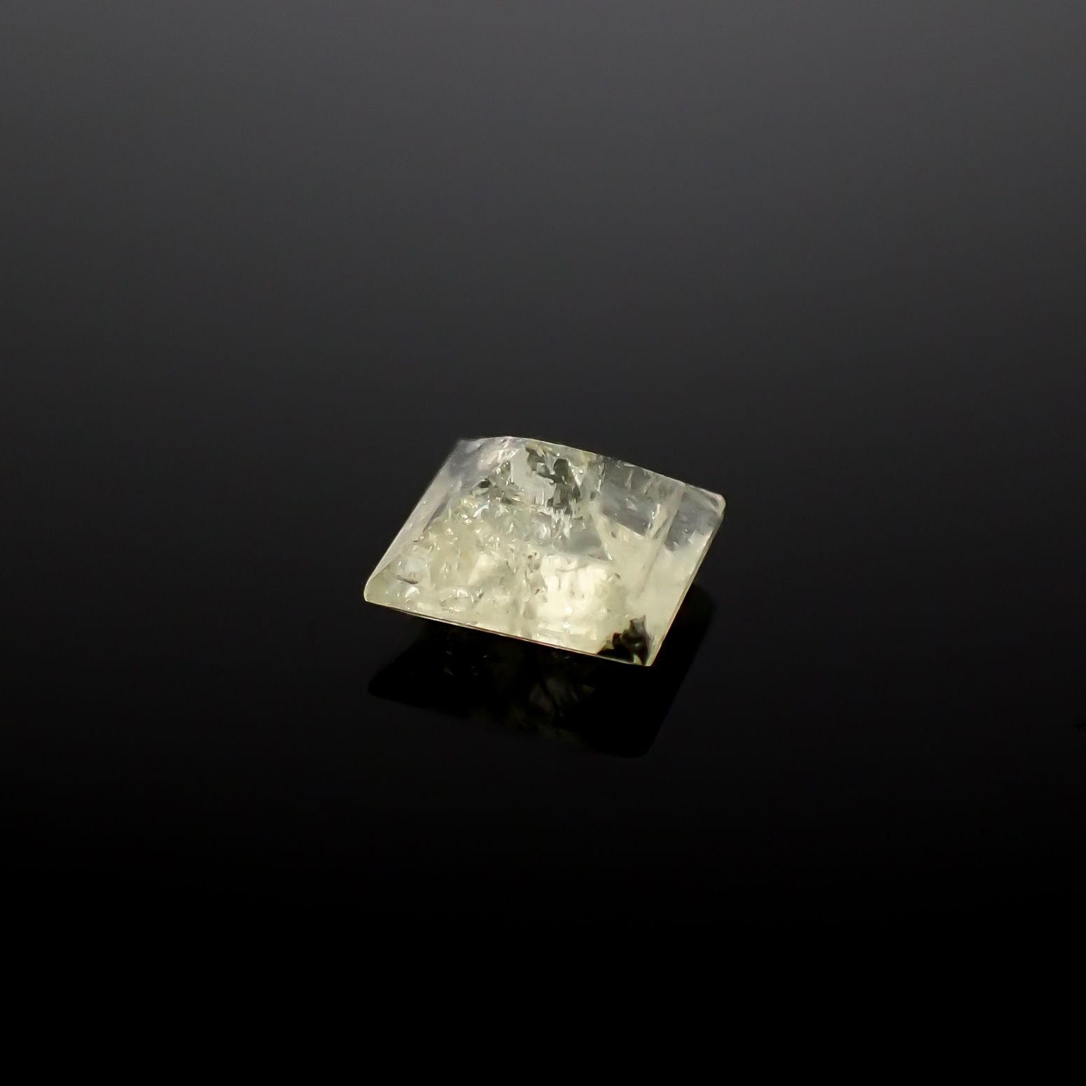 バーバンカイト(宝石名バーバンカイト)ロシア産 0.589ct ソ付(日独)[240929131]4.89x4.42mm前後