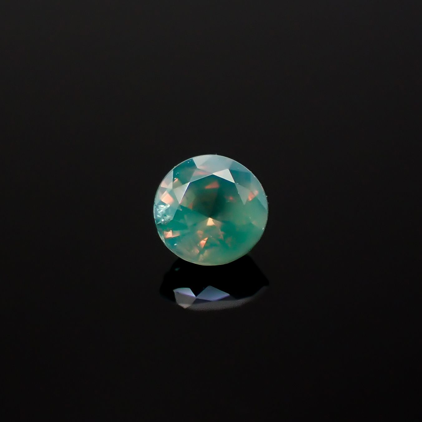 シルキーアレキサンドライト ブラジル・ミナスジェライス州ヘマチタ鉱山産 0.17ct [250129760]3.2x3.2mm前後