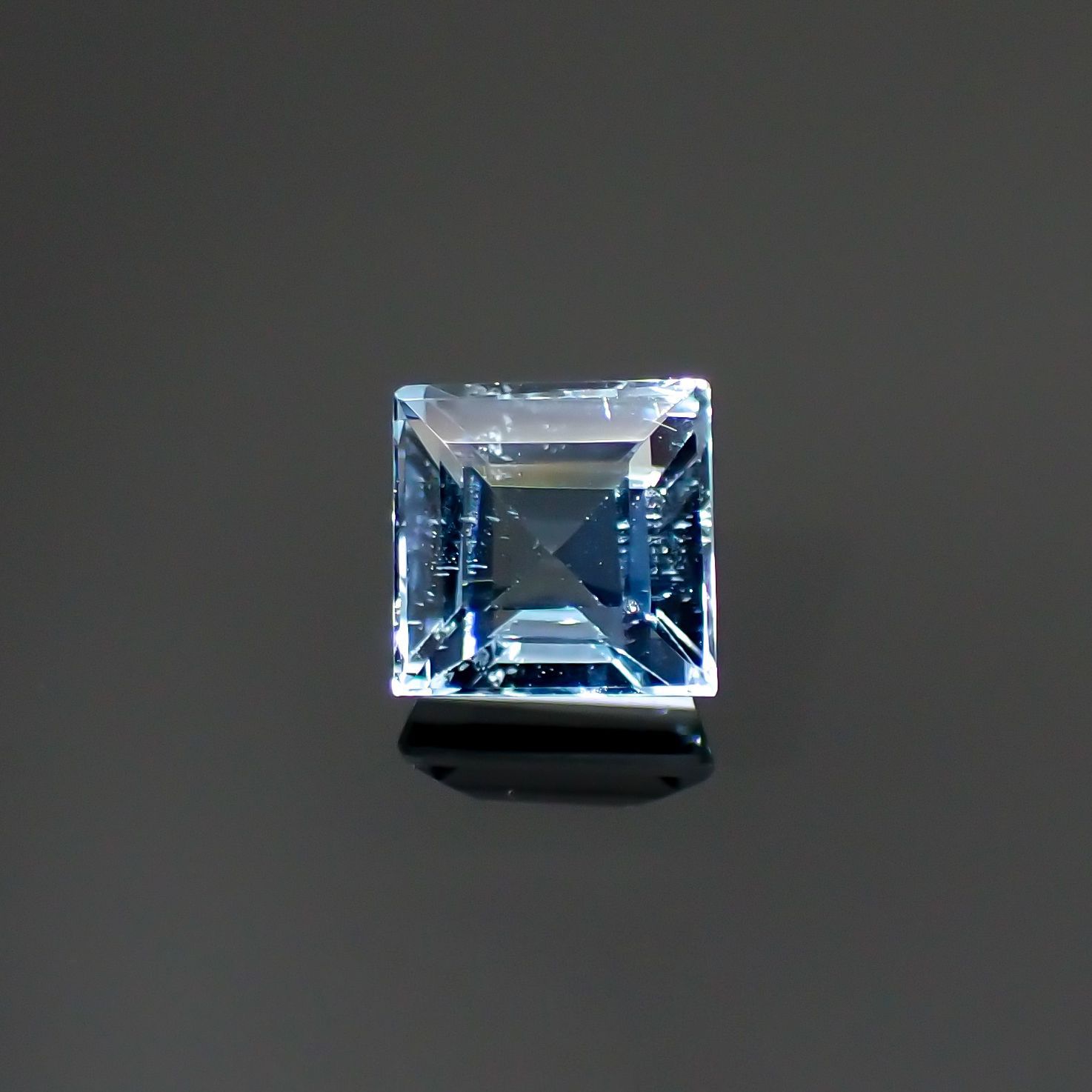 アクアマリン サンタマリアカラー(宝石名アクアマリン) モザンビーク産 0.69ct 識別済[210912602]5×4.9mm前後