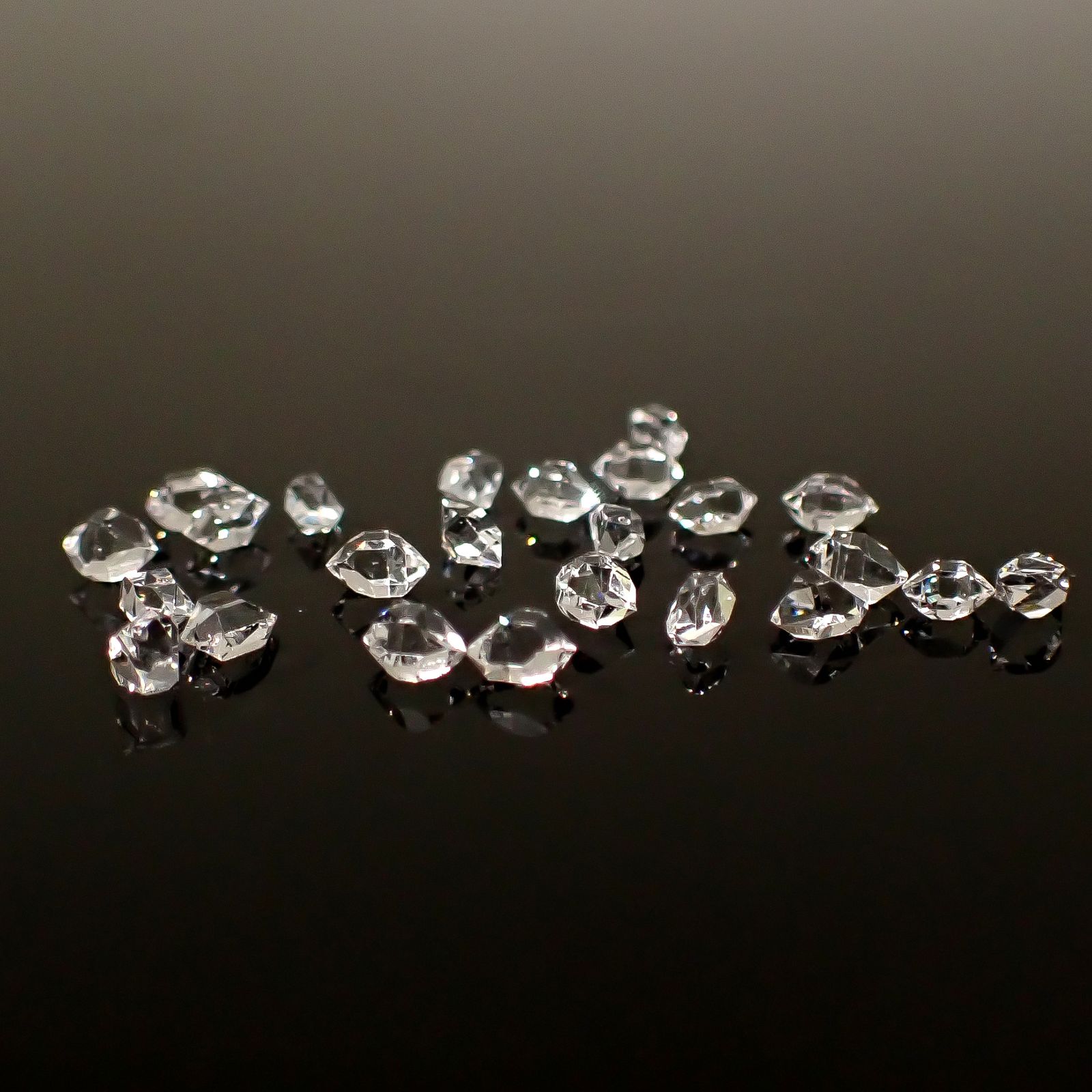 ◇メレセット◇ハーキマーダイヤモンド 原石 アメリカ・ニューヨーク州産 1.75ct / 2.8-3.5x1.5-2.3mm前後 [260231700]