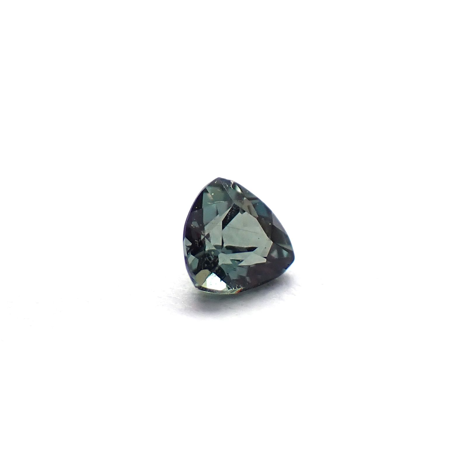 ベキリーブルーガーネット（カラーチェンジガーネット アレキタイプ） マダガスカル・ベキリー産 0.13ct / 3x3mm前後 [260732459]