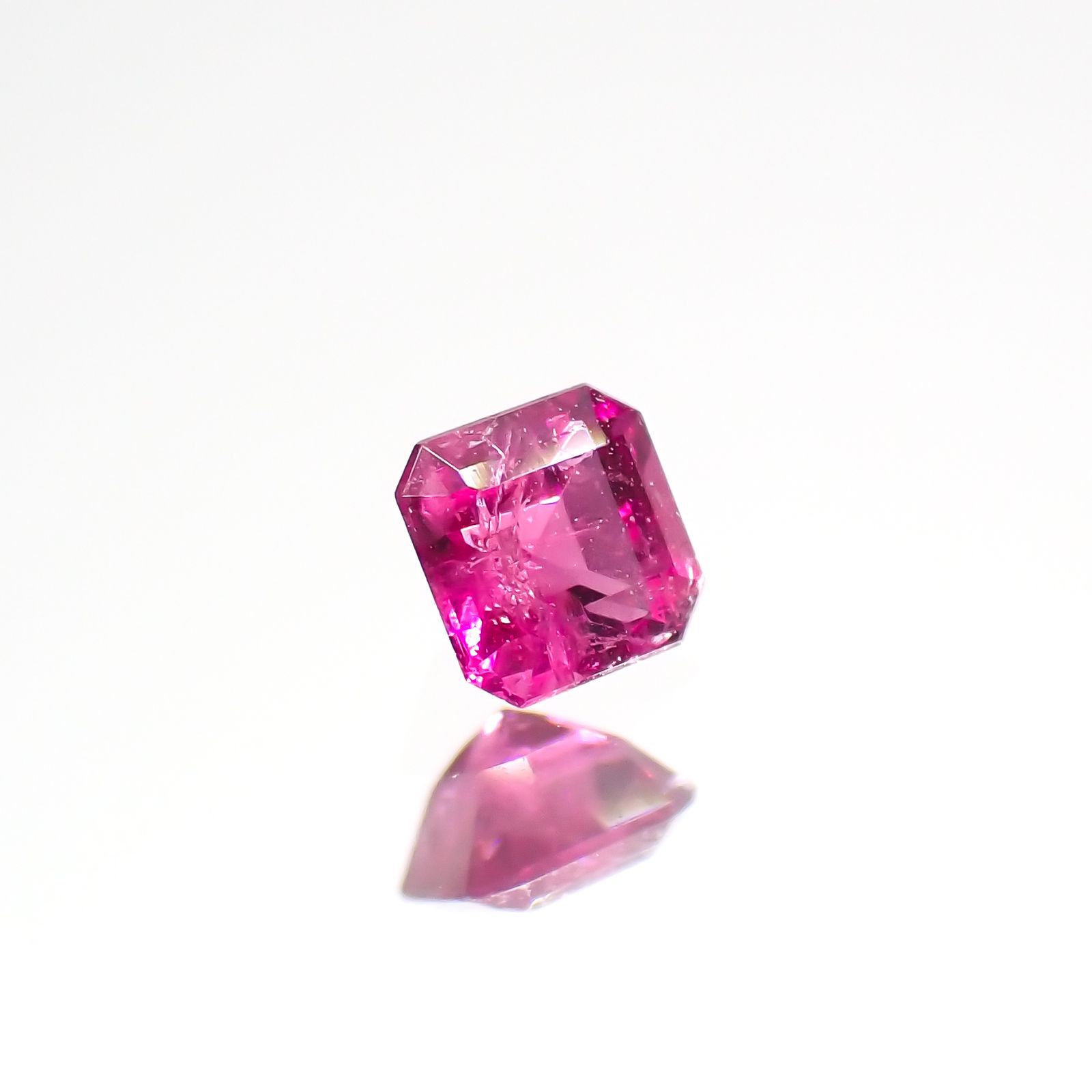 レッドベリル(宝石名レッド・ベリル)アメリカ・ユタ州産 0.10ct 識別済[220515853]2.7x2.6mm前後
