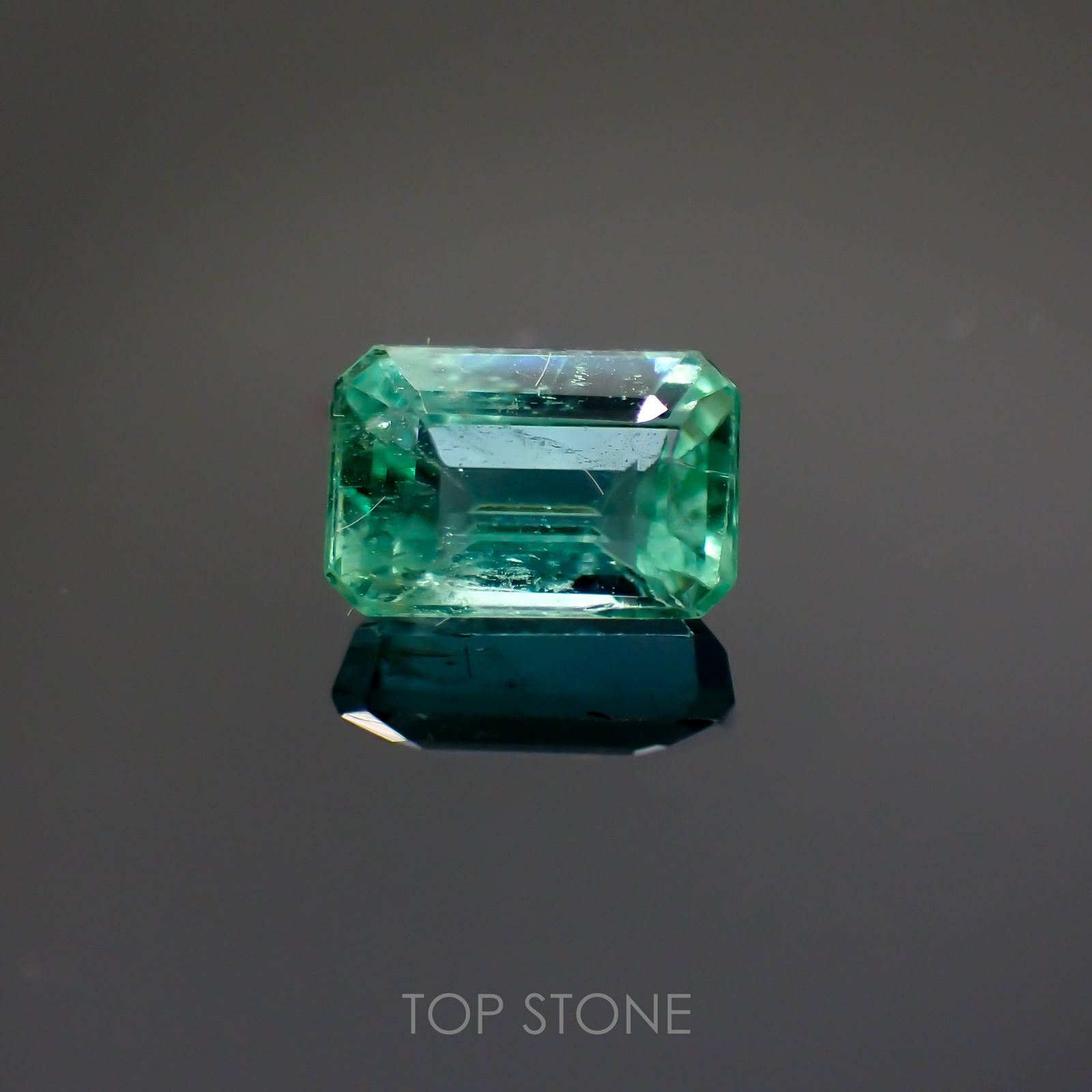 エメラルド(宝石名エメラルド) ザンビア産 0.66ct 識別済[211013004]6×4mm前後