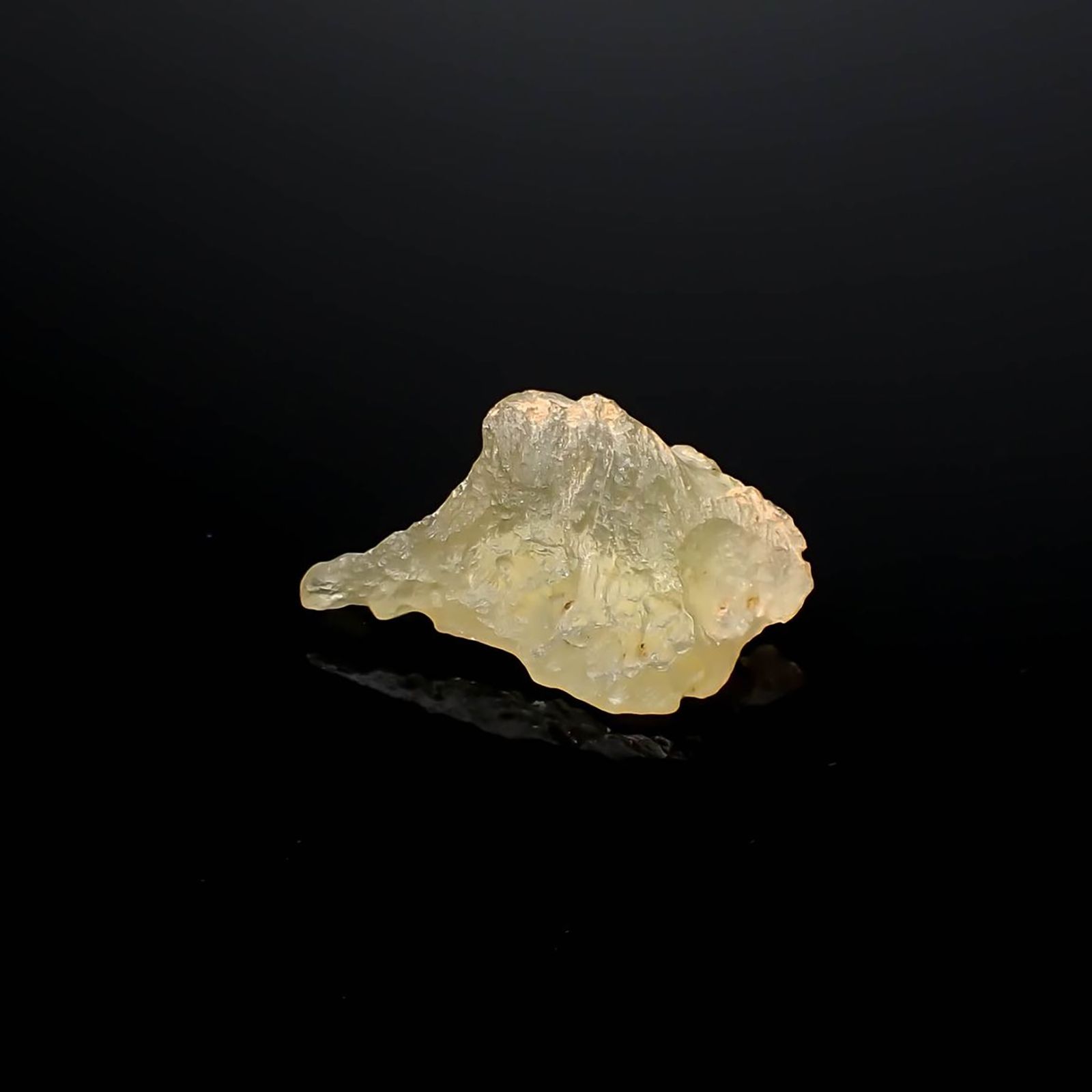 リビアングラス 原石 発見地：エジプト・リビア砂漠 16.85ct / 26.5x18.7mm前後 [260729282]