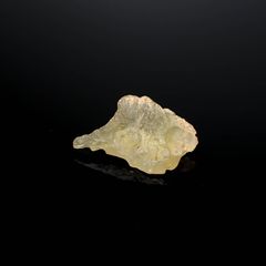 リビアングラス 原石 発見地：エジプト・リビア砂漠 16.85ct / 26.5x18.7mm前後 [260729282]
