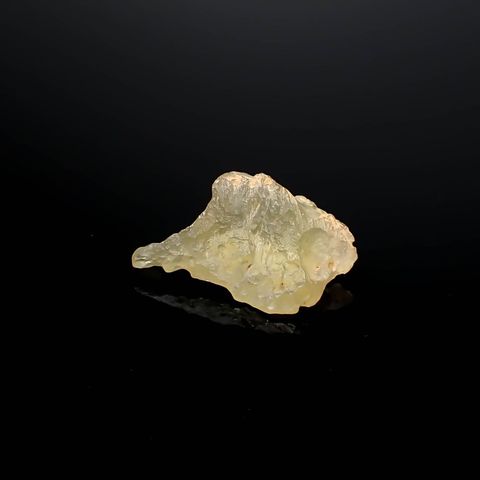 リビアングラス 原石 発見地：エジプト・リビア砂漠 16.85ct / 26.5x18.7mm前後 [260729282]
