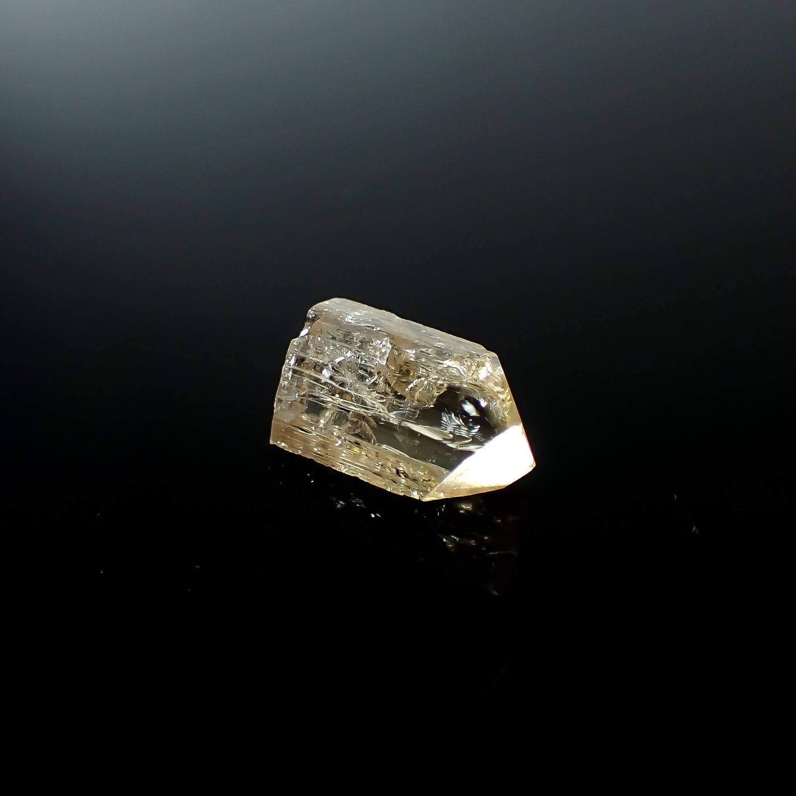 インペリアルトパーズ 原石 ザンビア産 6.06ct / 13x8.6mm前後 [250730939]