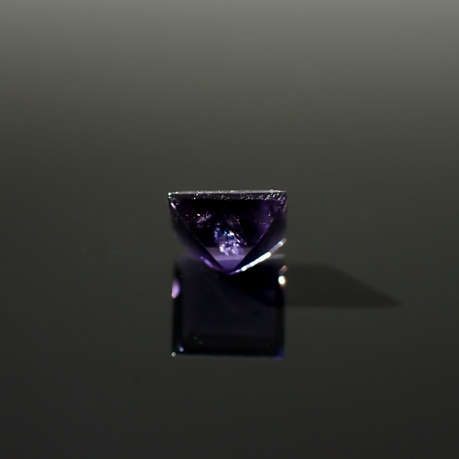 アイオライトサンストーン インド/ブラジル産 0.89ct / 5.9x5.9mm前後 [260932636]