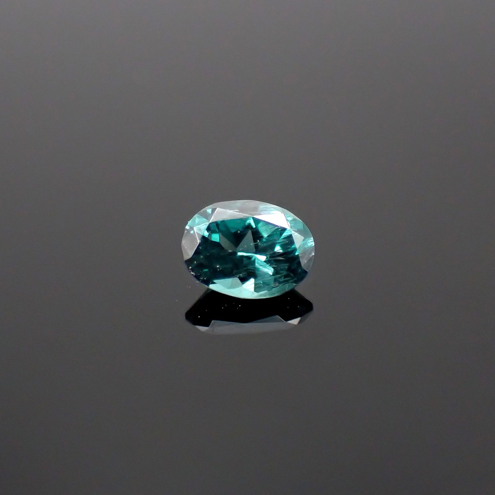 ベキリーブルーガーネット（カラーチェンジガーネット アレキタイプ） マダガスカル・ベキリー産 0.20ct / 4x3mm前後 [251231509]