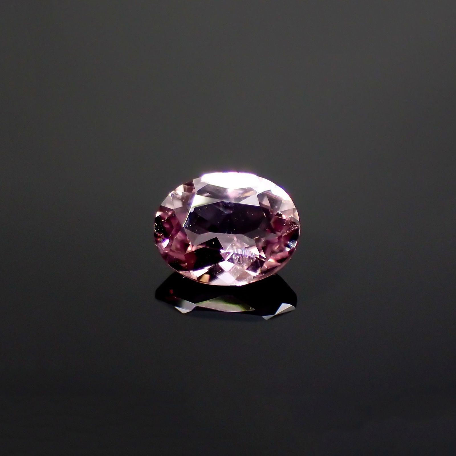 ピンクダイアスポア(宝石名ダイアスポア) アフガニスタン産 識別済 0.38ct / 5.2x4mm前後 [210812434]