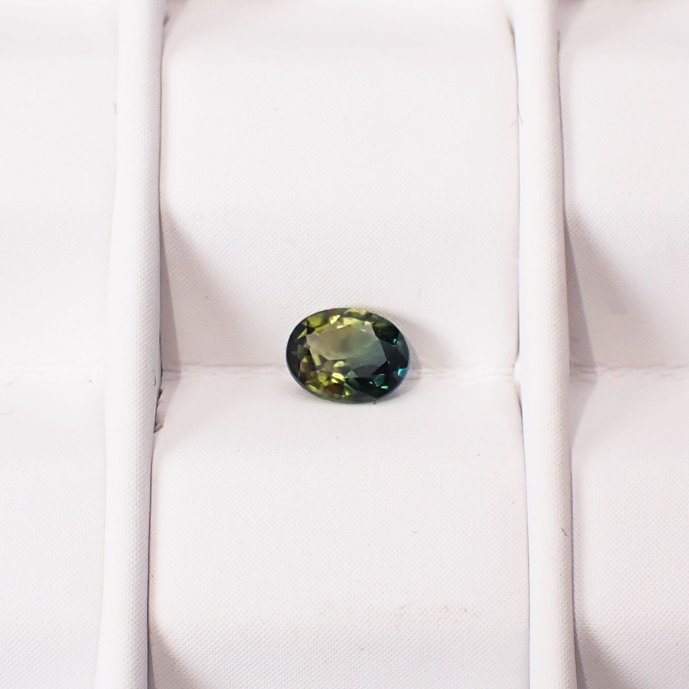 バイカラーサファイア タンザニア産 0.33ct / 4.6x3.5mm前後 [250931133]