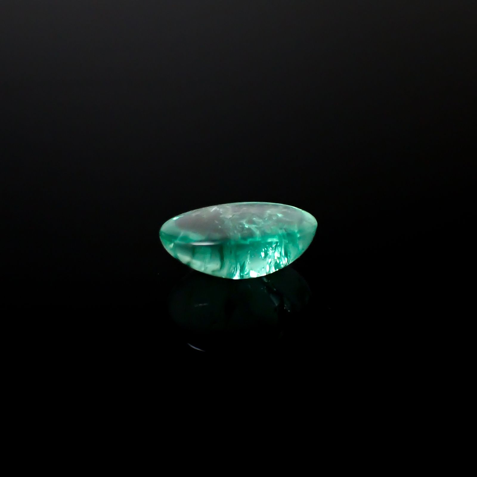 フローライト フルオレッセンス イギリス・ロジャリー鉱山産 2.93ct[240527706]10.7x7.5mm前後