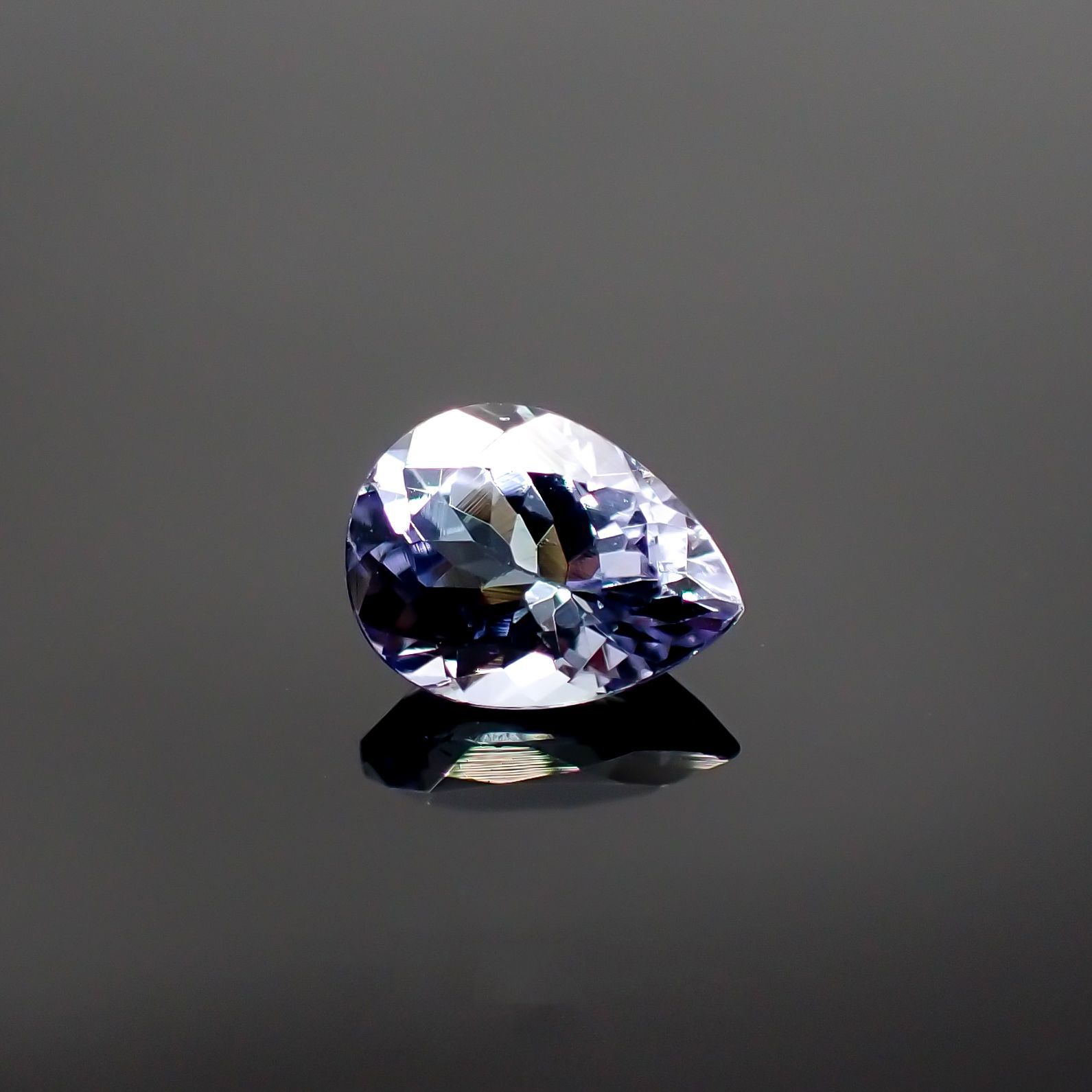 バイカラータンザナイト(宝石名タンザナイト) タンザニア産 1.227ct ソ付(彩珠)[210711820]7.9×5.9mm前後